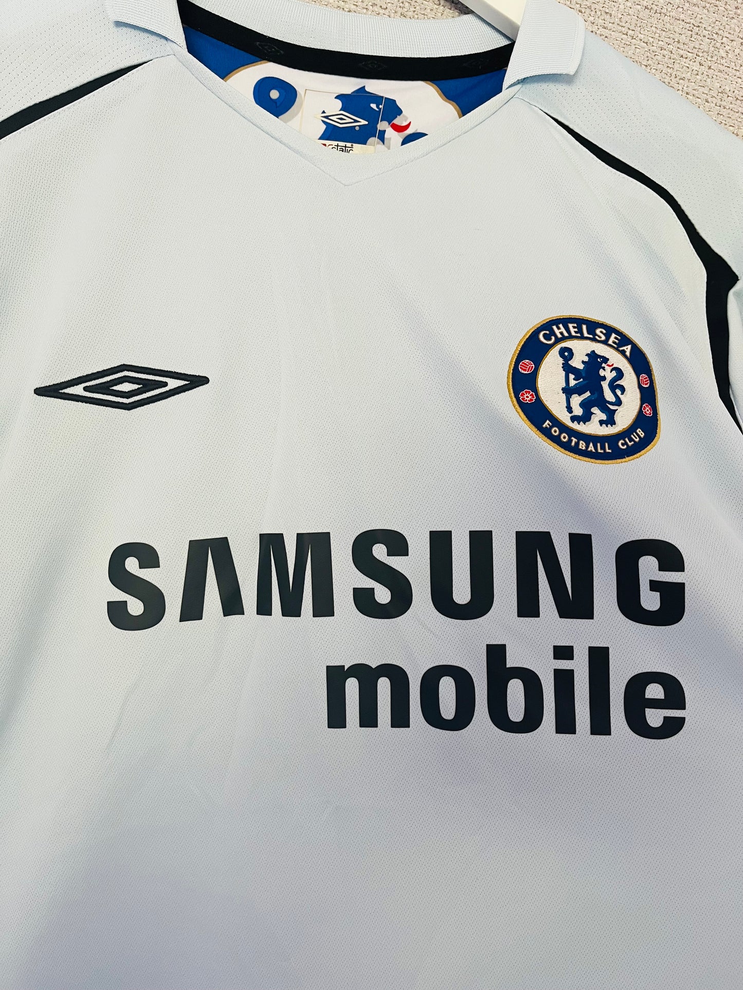 Chelsea away football shirt
2005/06 Drogba XXL