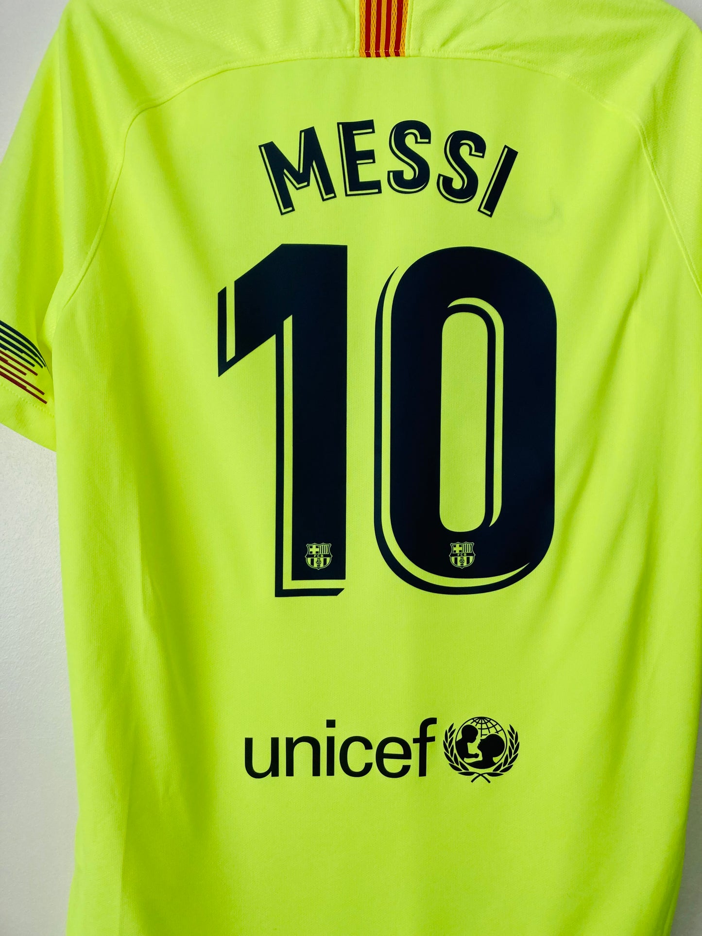 Barcelona away football shirt
2018/19 Messi Large