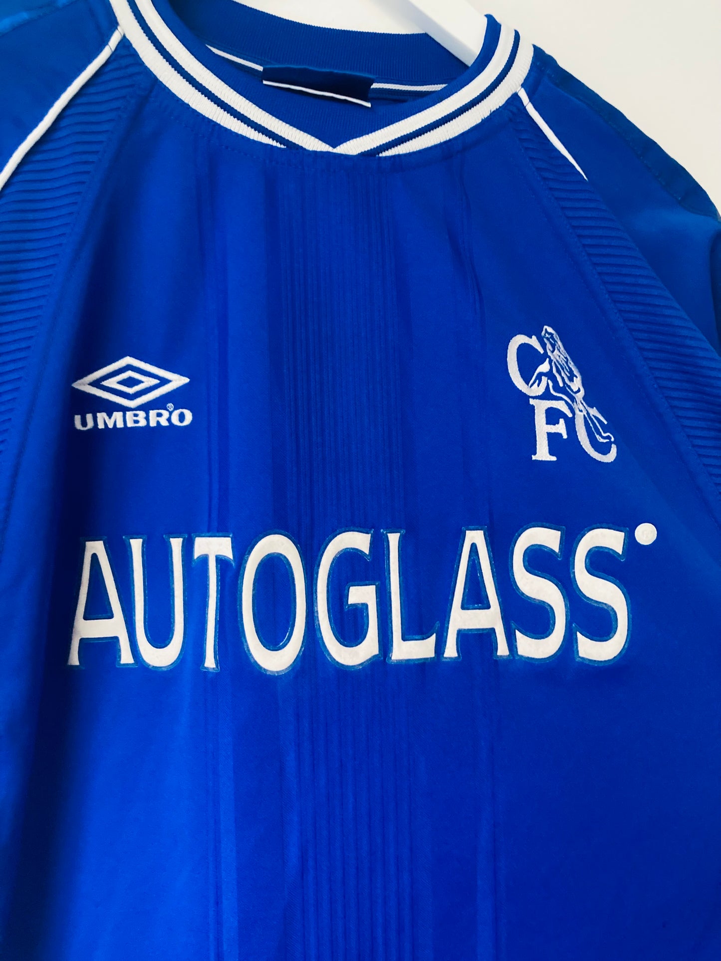 Chelsea home football shirt
1999/2000 Poyet XL