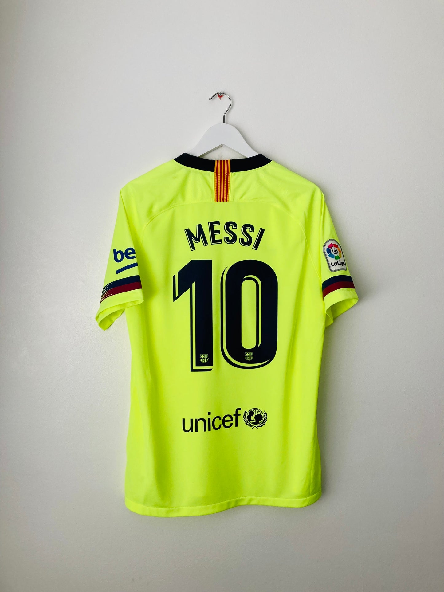 Barcelona away football shirt
2018/19 Messi Large