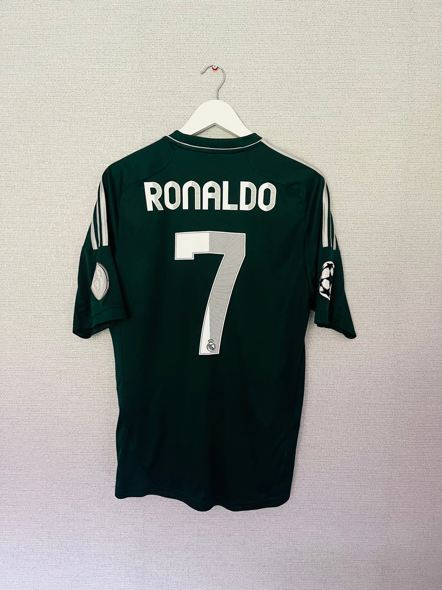 Real Madrid third football shirt
2012/13 CR7 Medium