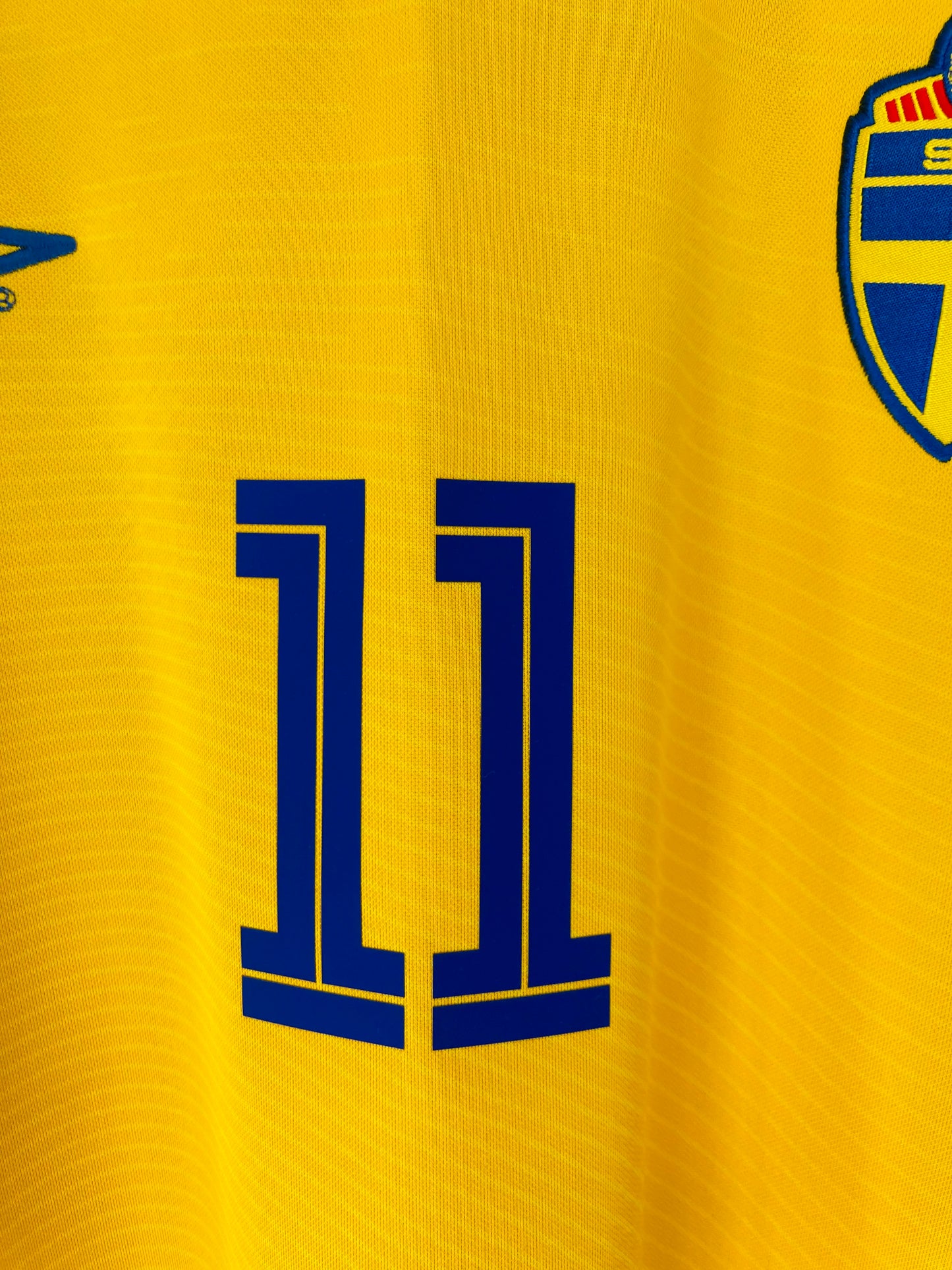 Sweden home football shirt Euro 2004 Larsson XL