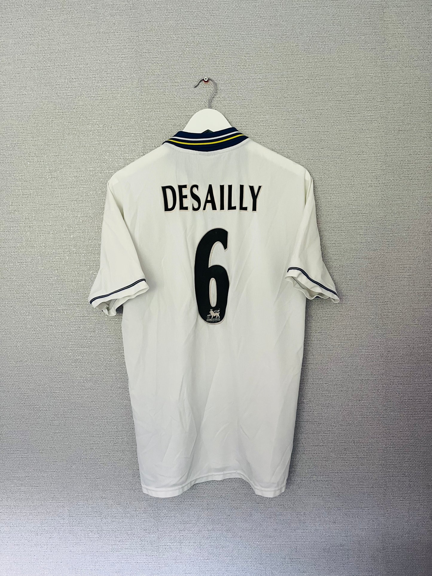 Chelsea away football shirt
1999/2000 Desailly Large