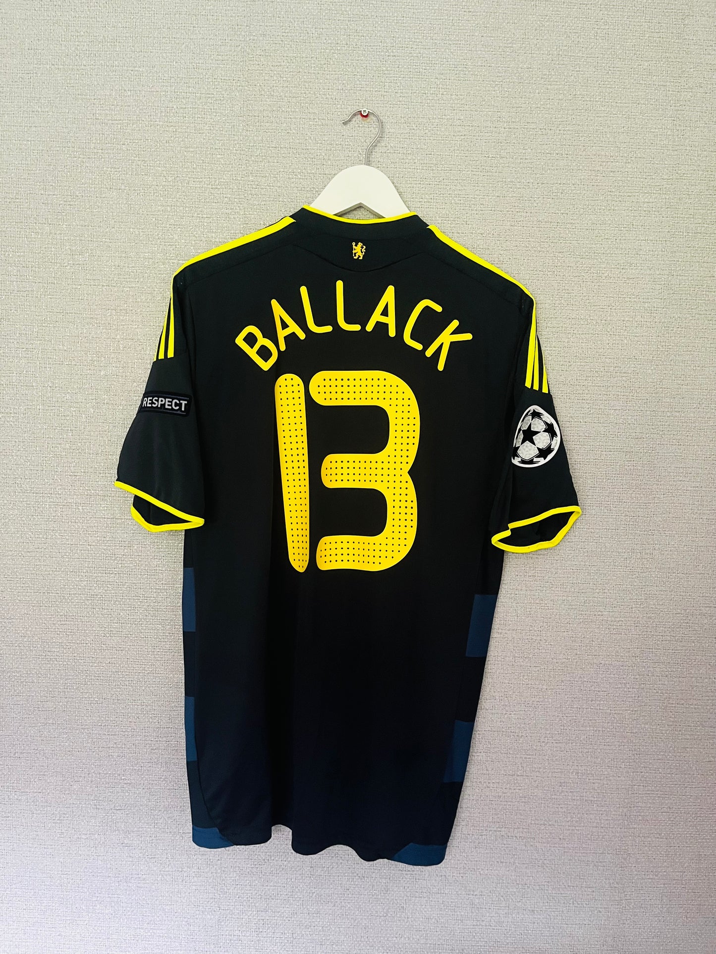 Chelsea away football shirt
2008/09 Ballack Medium