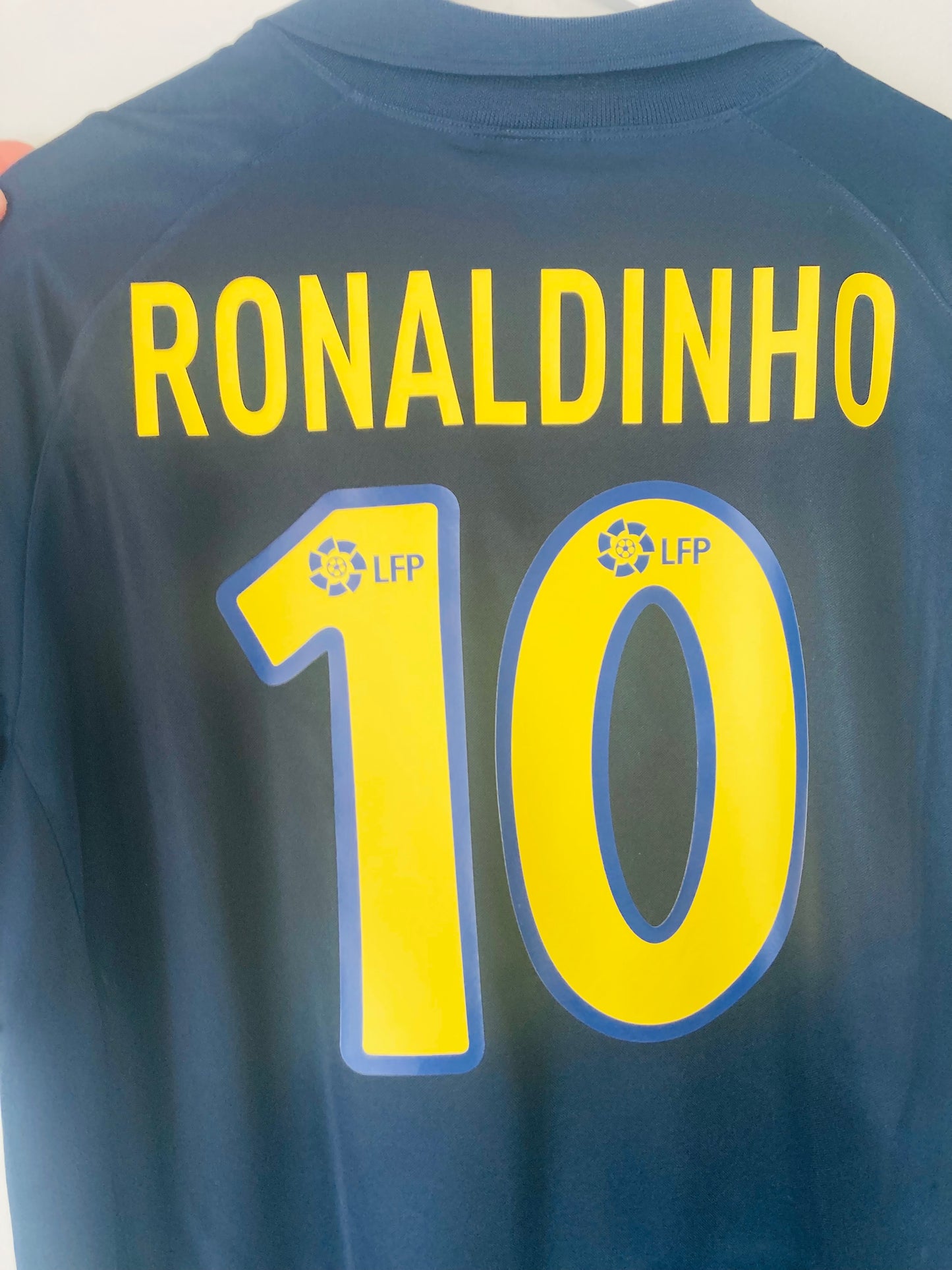 Barcelona away football shirt
2003/04 Ronaldinho 10 XL