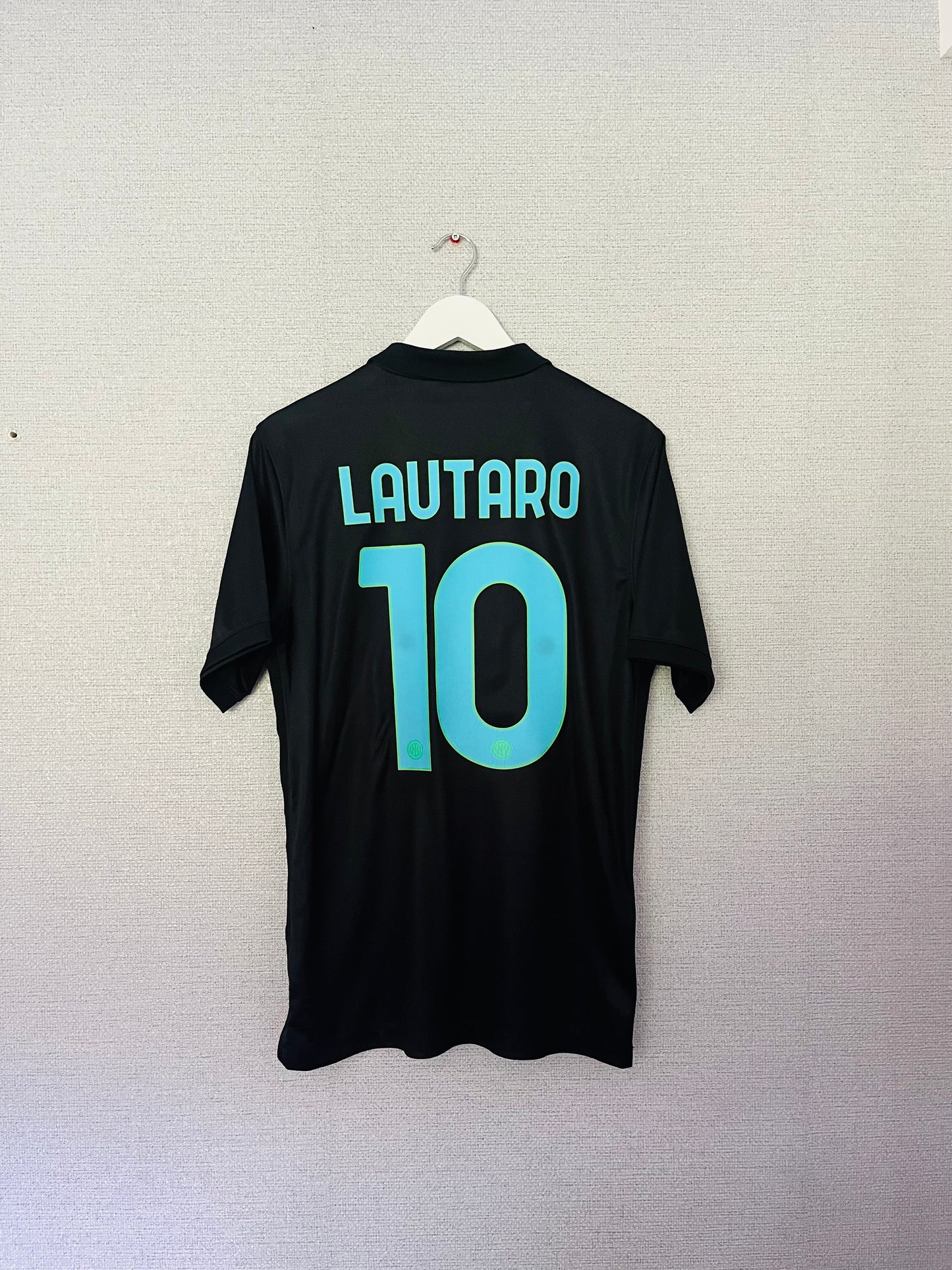 Inter Milan third football shirt
2021/22 Lautaro Martinez Medium