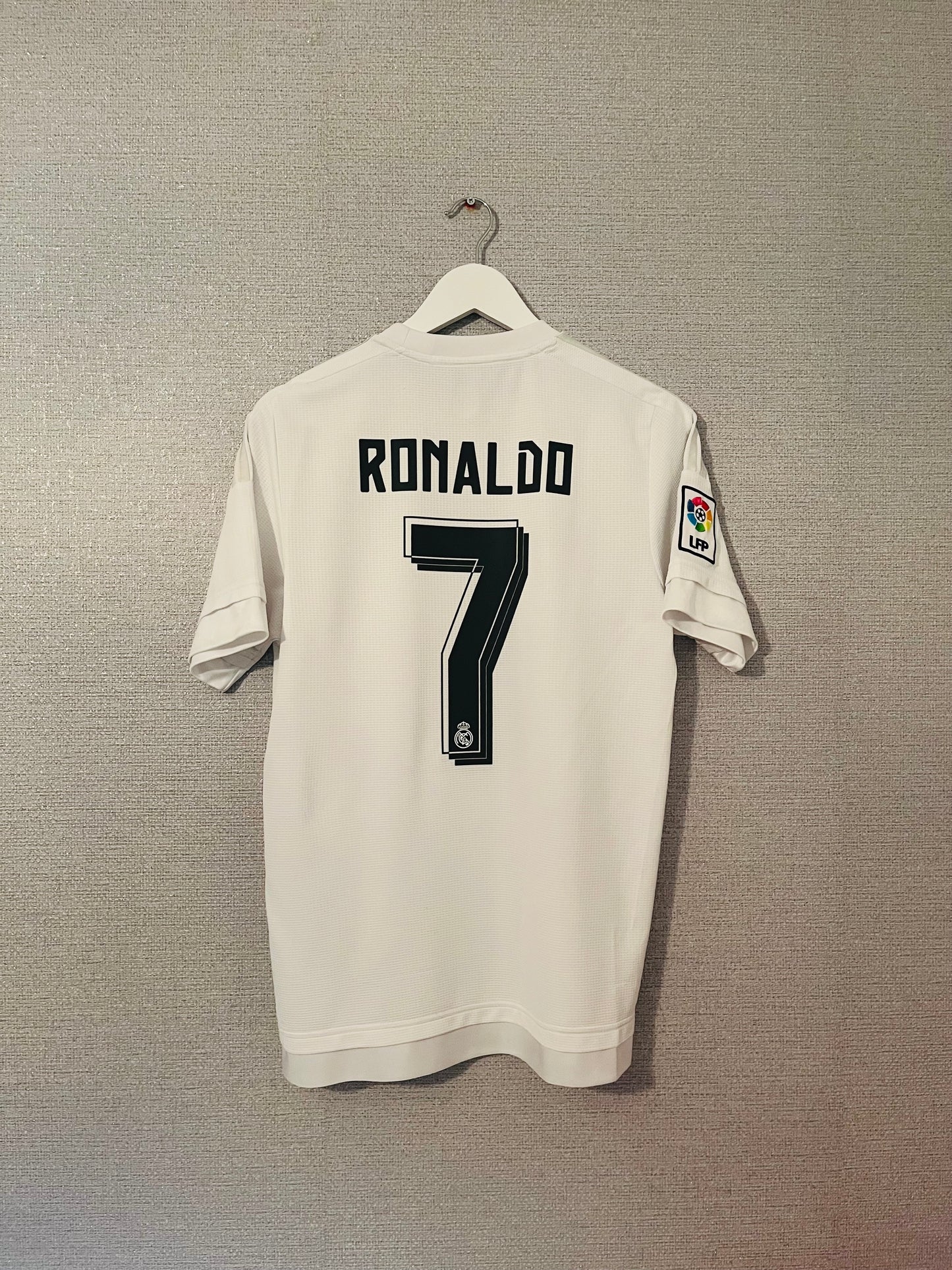 Real Madrid home football shirt
2015/16 CR7 Medium