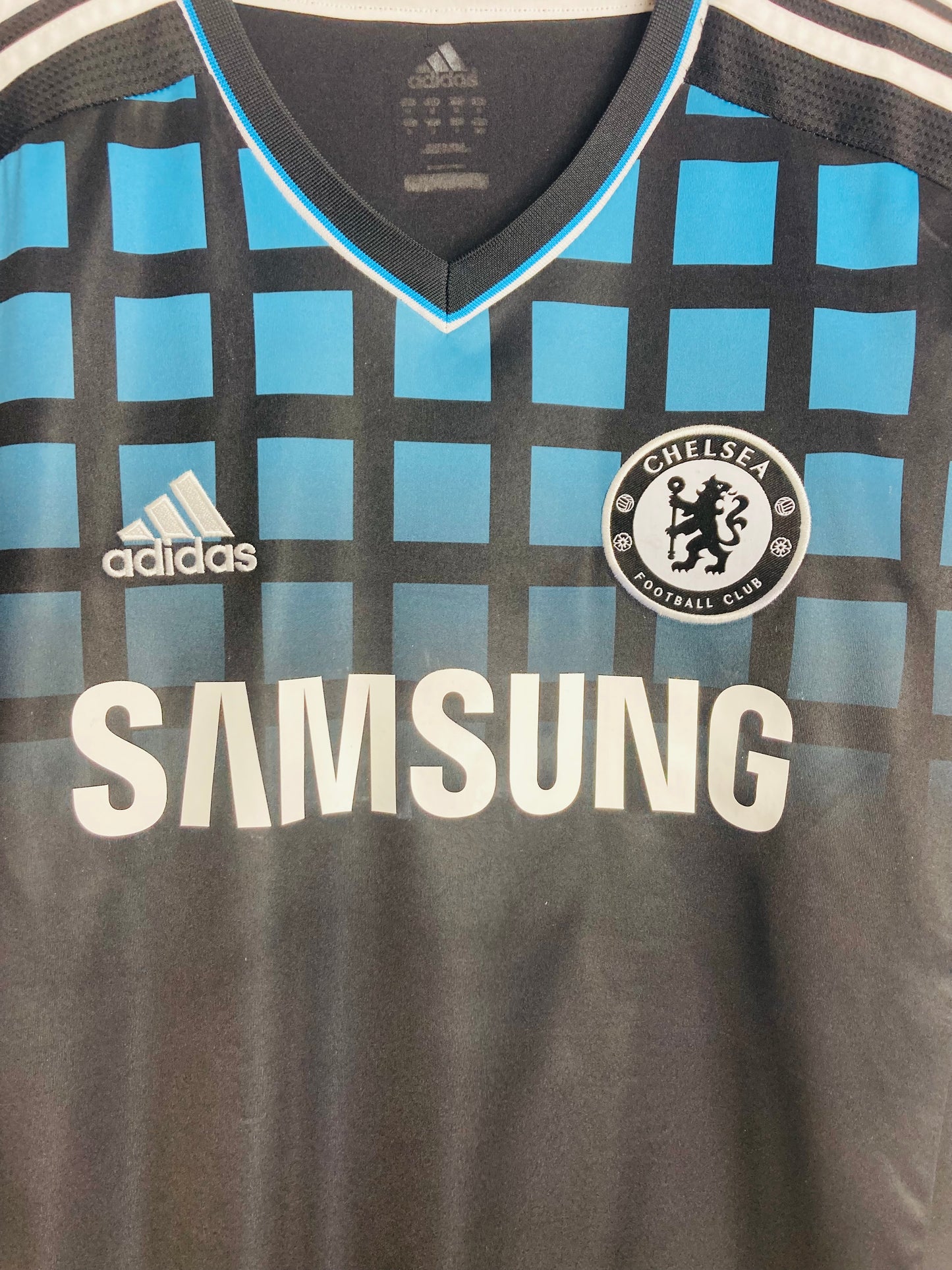 Chelsea away football shirt
2011/12 Drogba medium