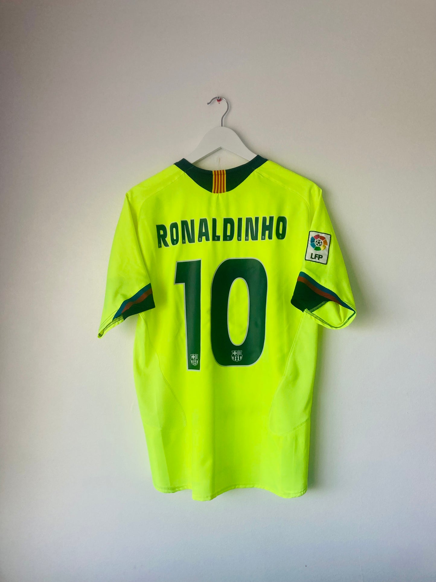 Barcelona away football shirt 2005/06 Ronaldinho Medium