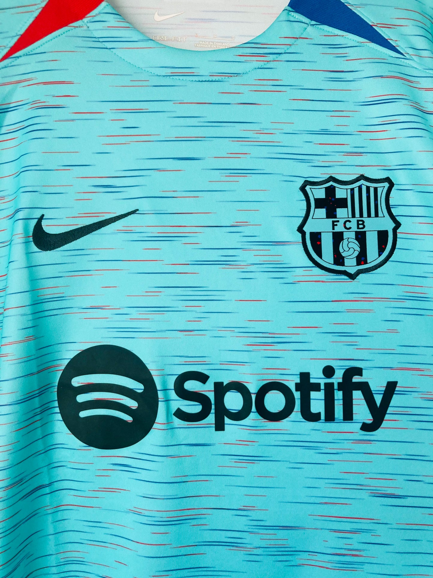 Barcelona third football shirt
2023/24 Lamine Yamal Large