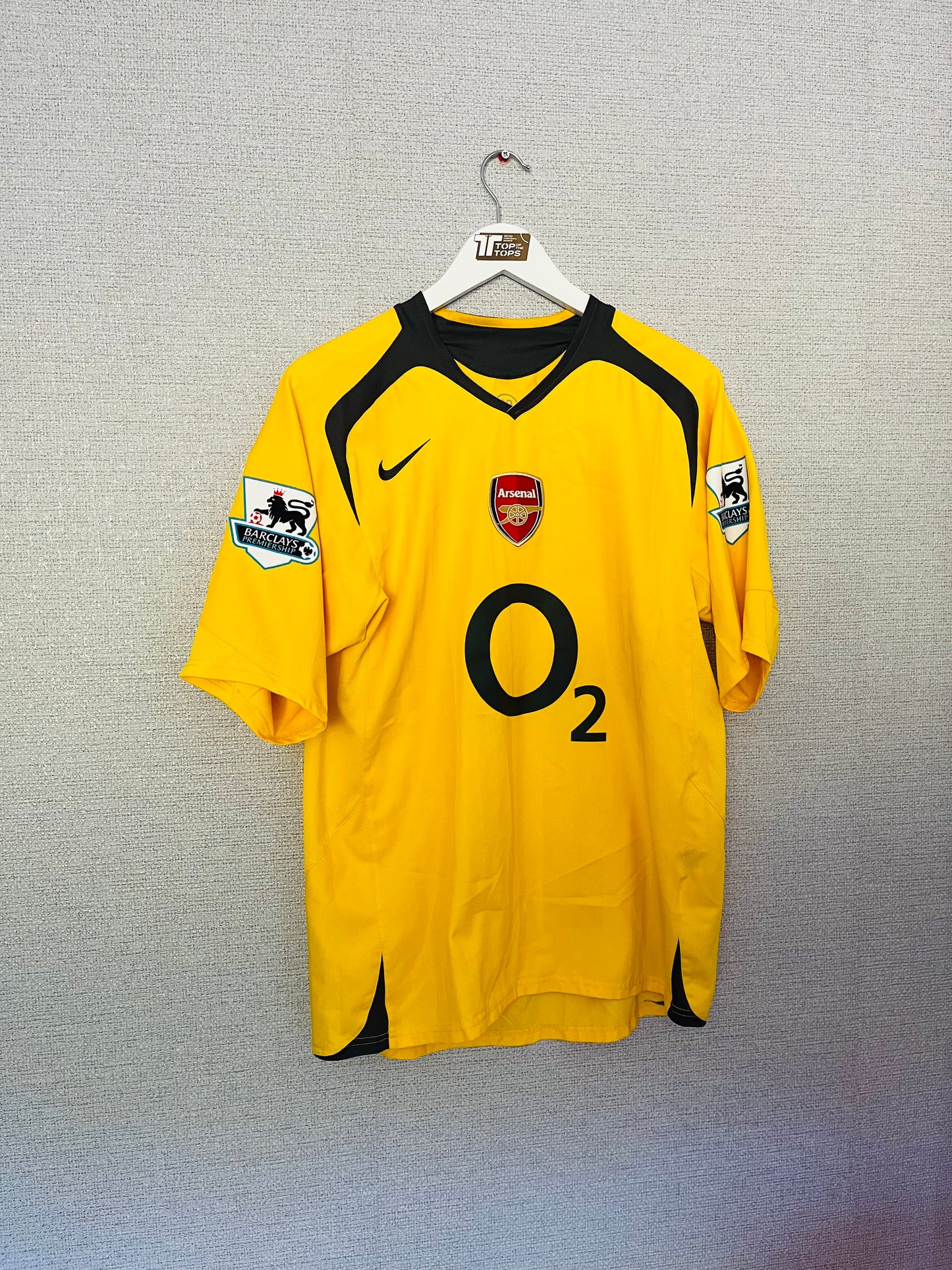 Arsenal away football shirt
2005/06 Henry Medium