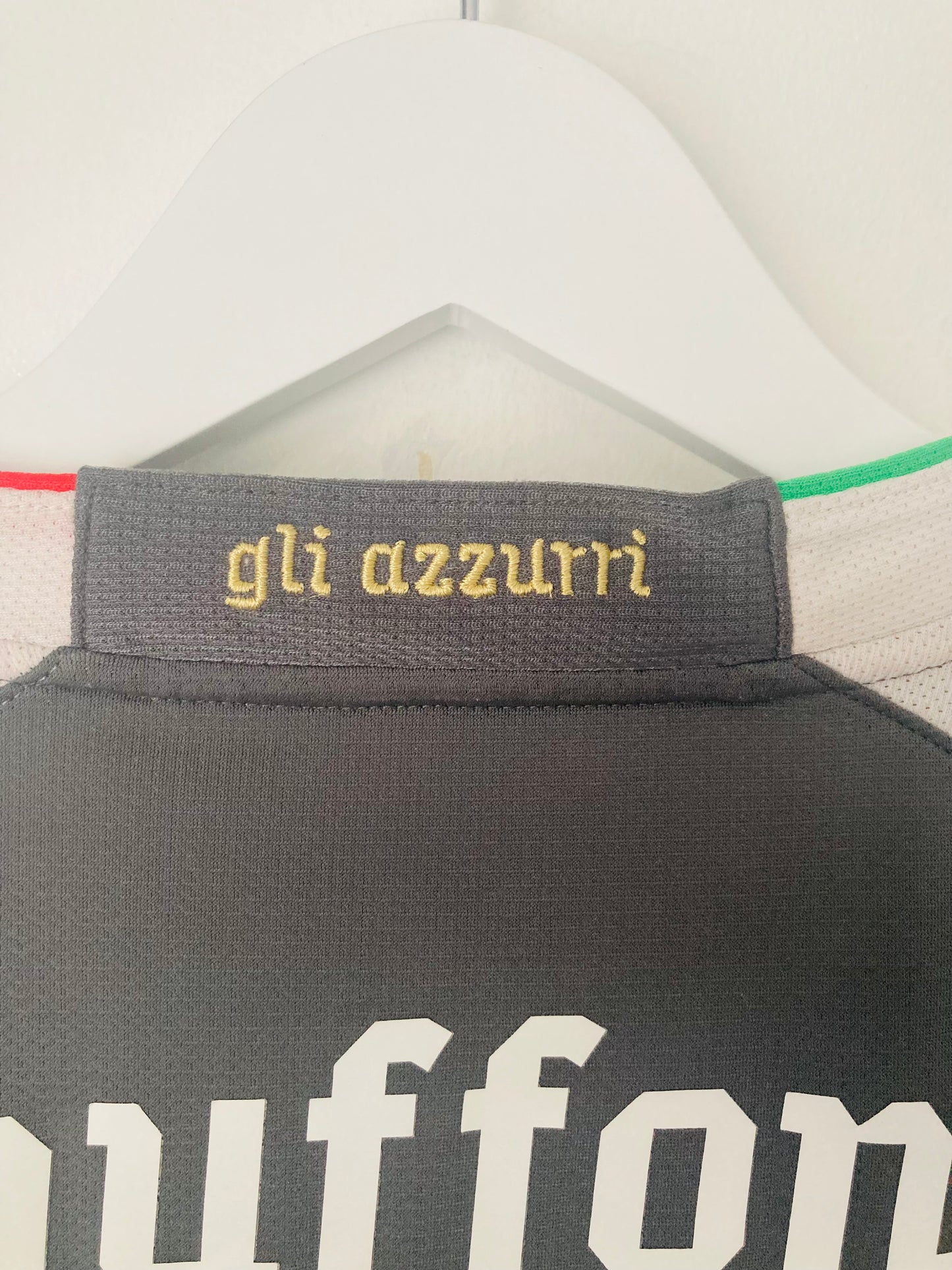 Italy goalkeeper football shirt
2011/12 Buffon Medium