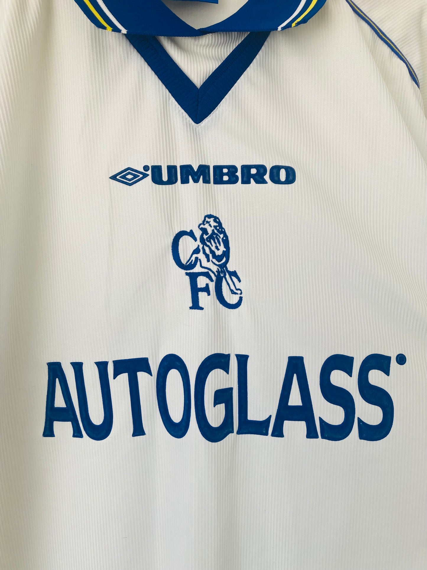 Chelsea away football shirt
1999/2000 Zola XL
