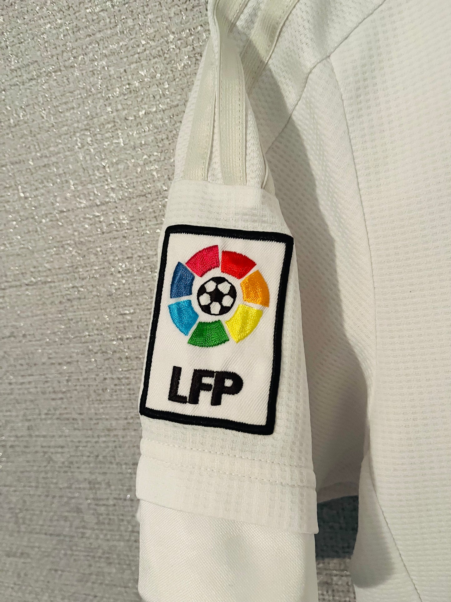Real Madrid home football shirt
2015/16 CR7 Medium