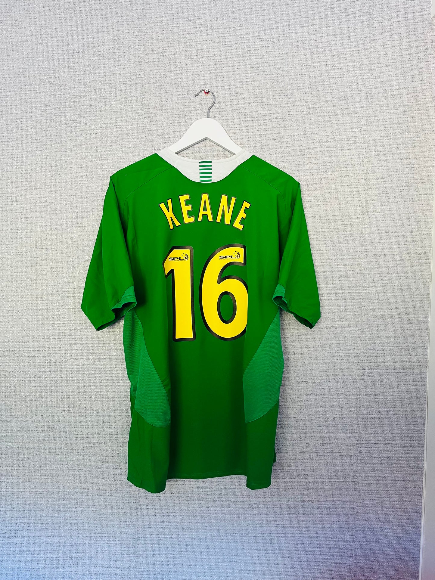 Glasgow Celtic away football shirt
2005/06 Keane Large
