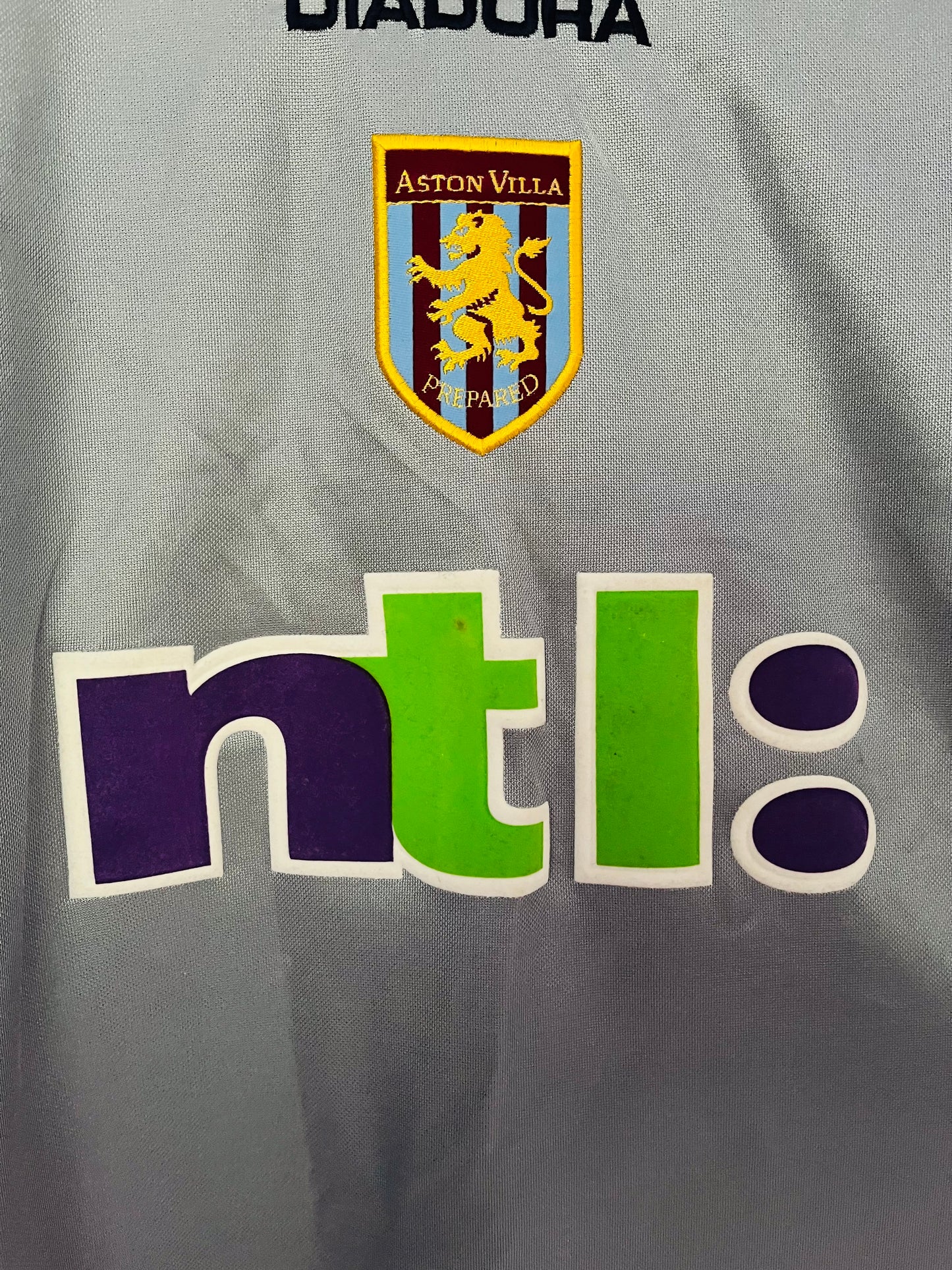 Aston Villa away football shirt
2001/02 Merson Medium