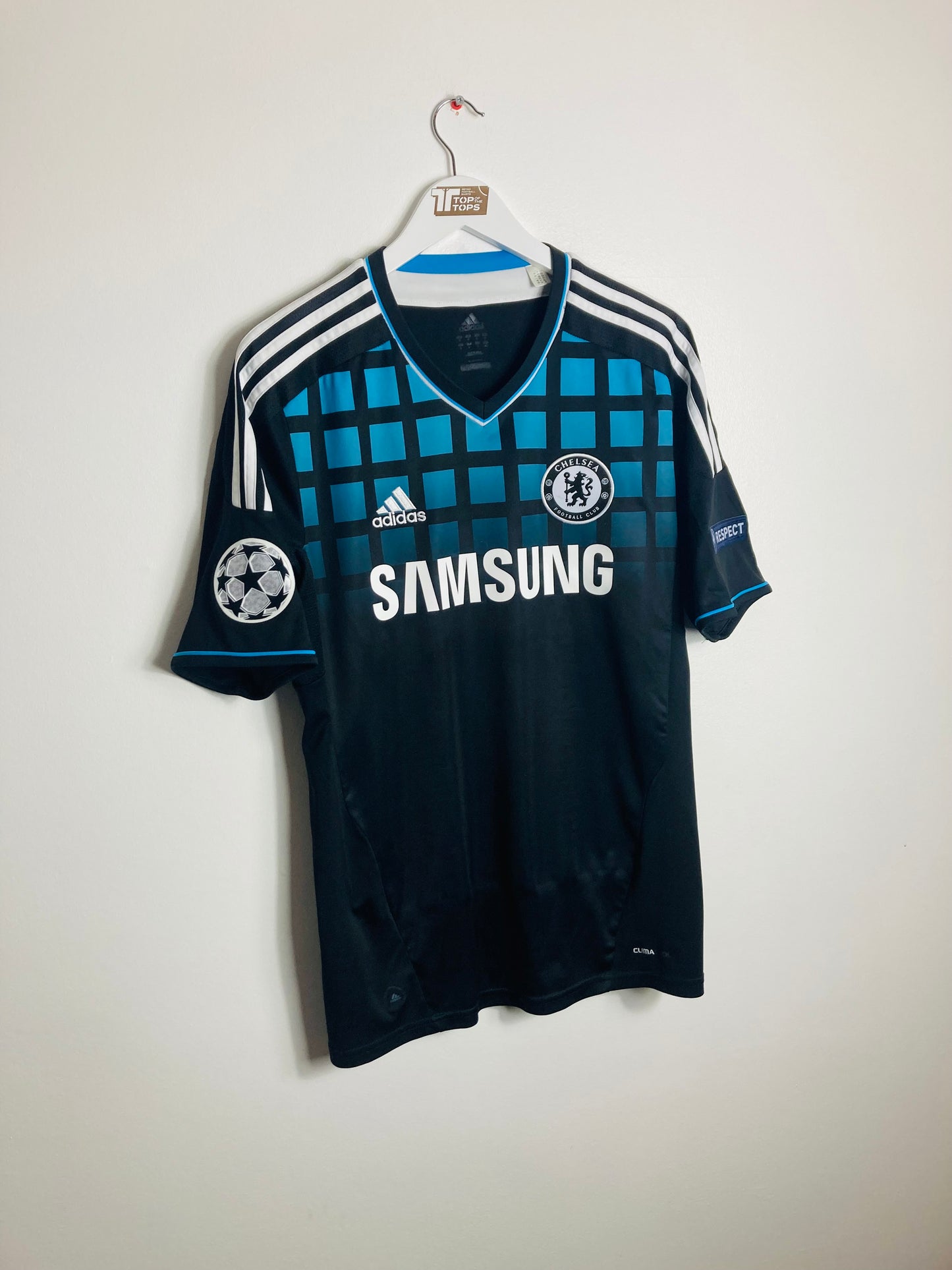 Chelsea away football shirt
2011/12 Drogba medium