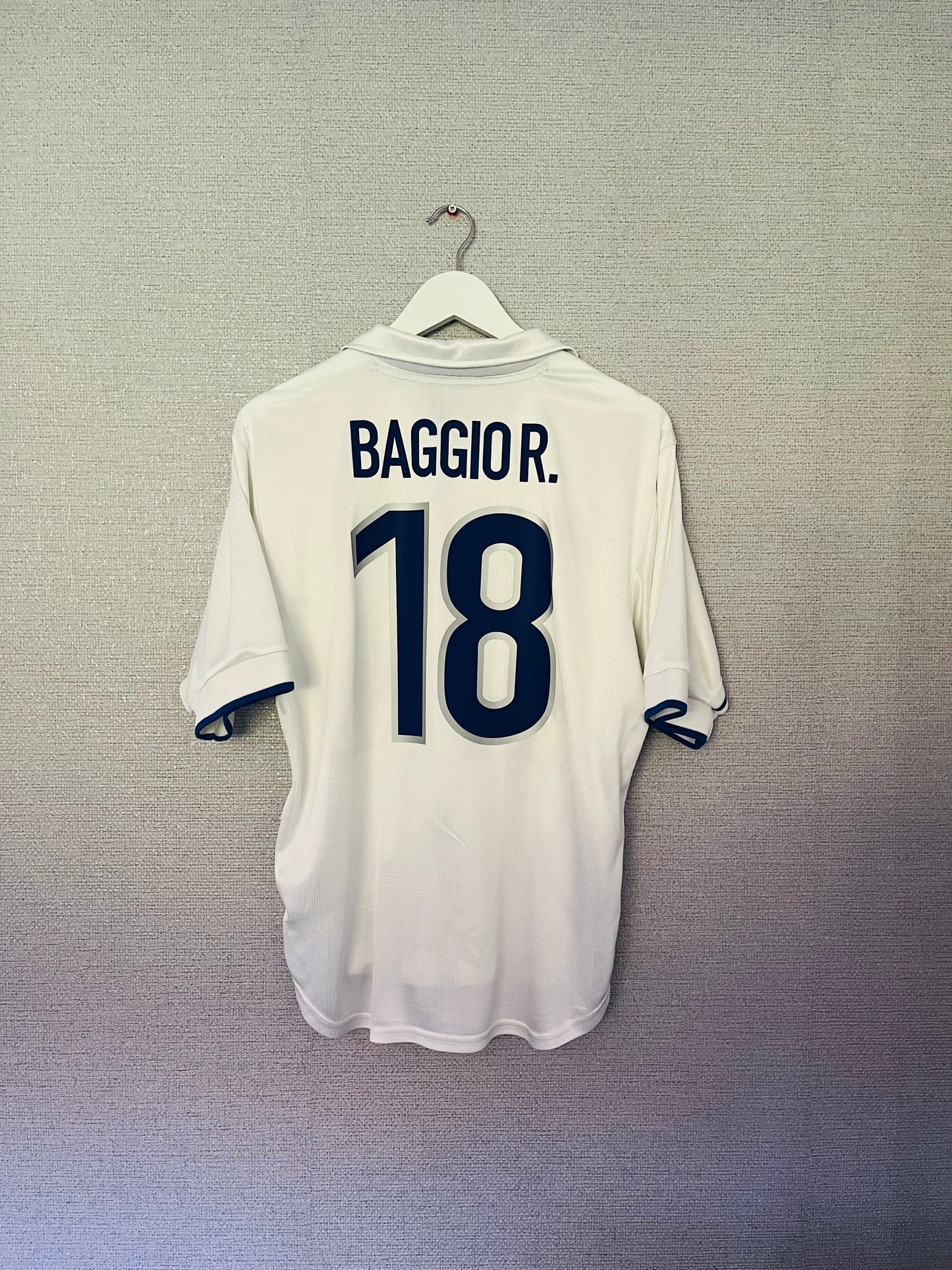 Italy away football shirt
W/C 1998 Baggio Medium