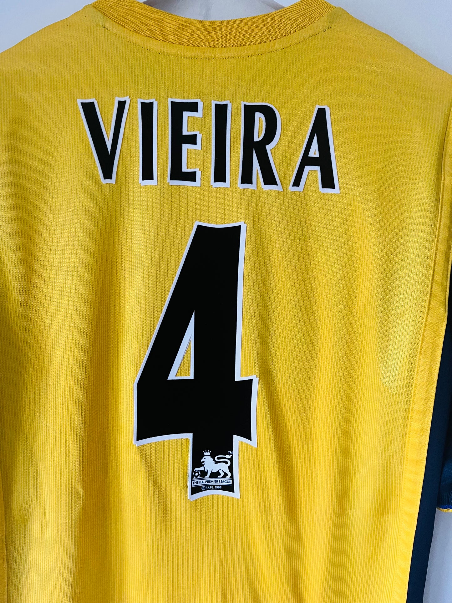Arsenal away football shirt
1999/2001 Vieira Medium