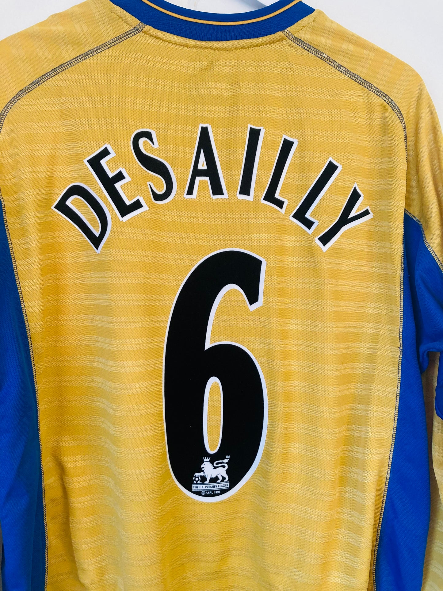 Chelsea away football shirt
Desailly 2000/02 XL