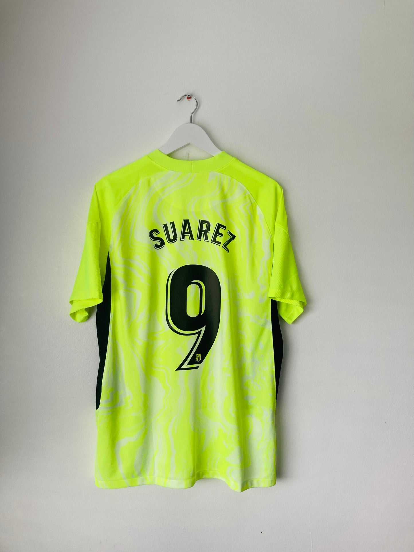 Atletico Madrid third football shirt
2020/21 Suarez XL
