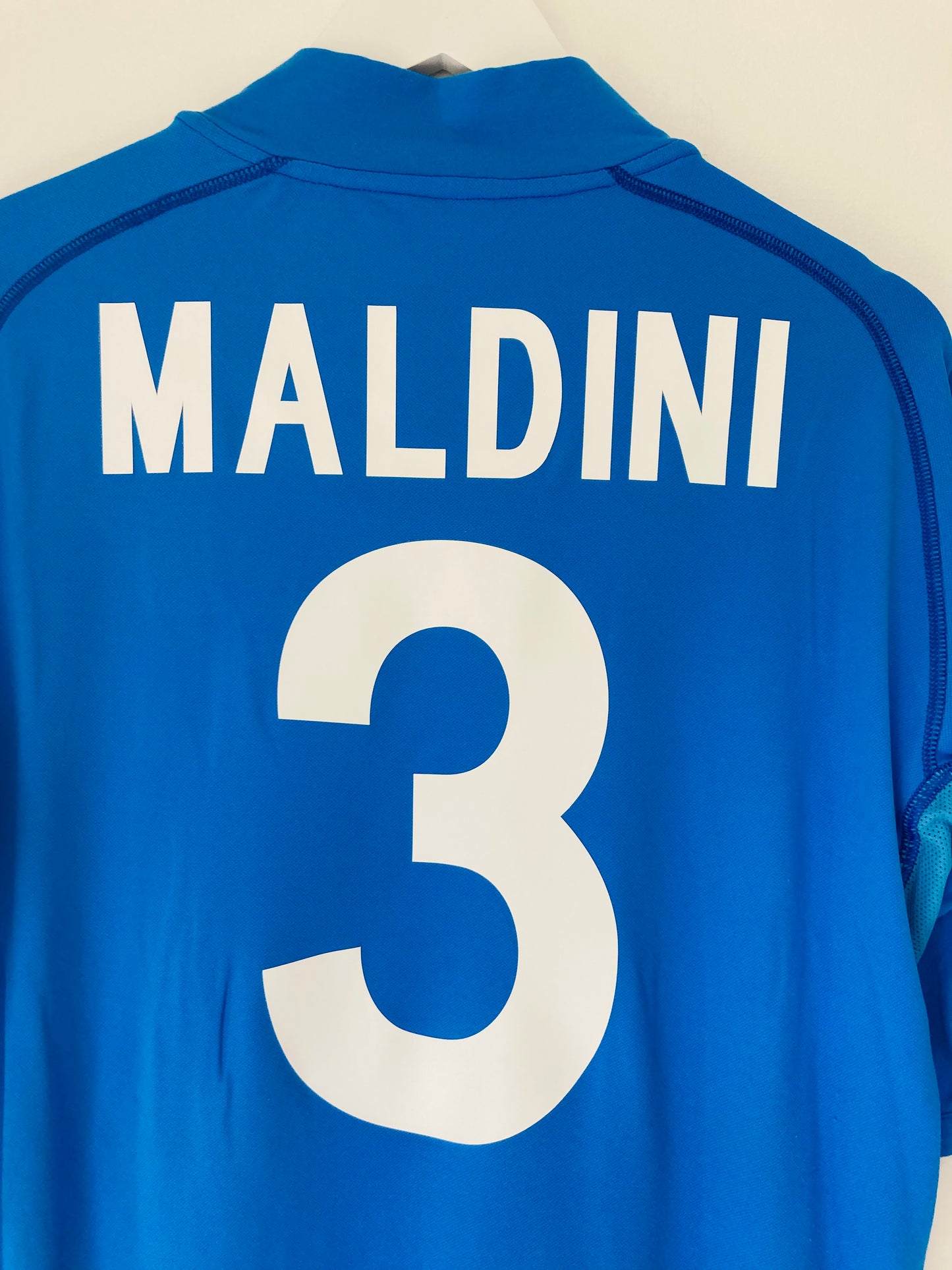 Italy home football shirt
W/C 2002 Maldini XXL (large)