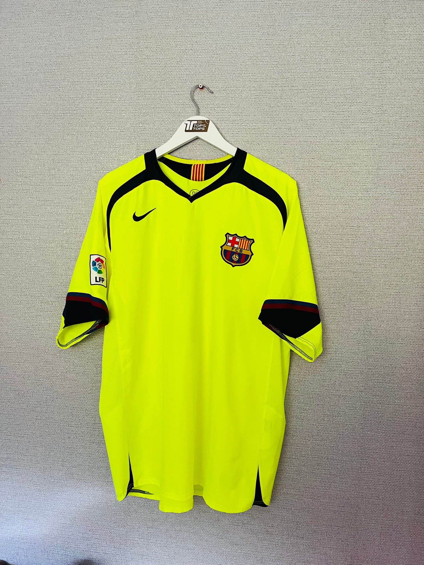 Barcelona away football shirt
2005/06 Ronaldinho XL