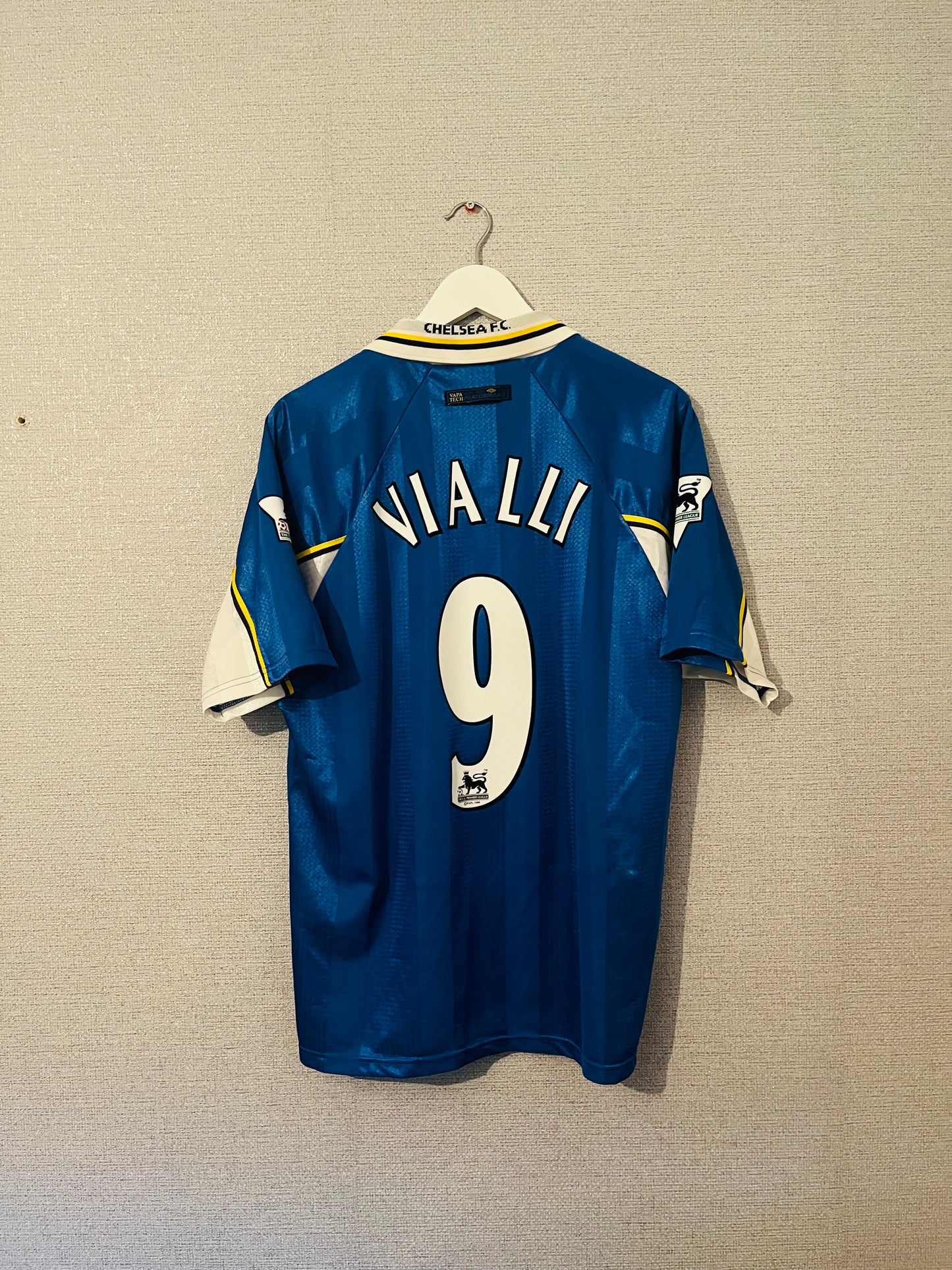 Chelsea home football shirt
1997/99 Vialli Large
