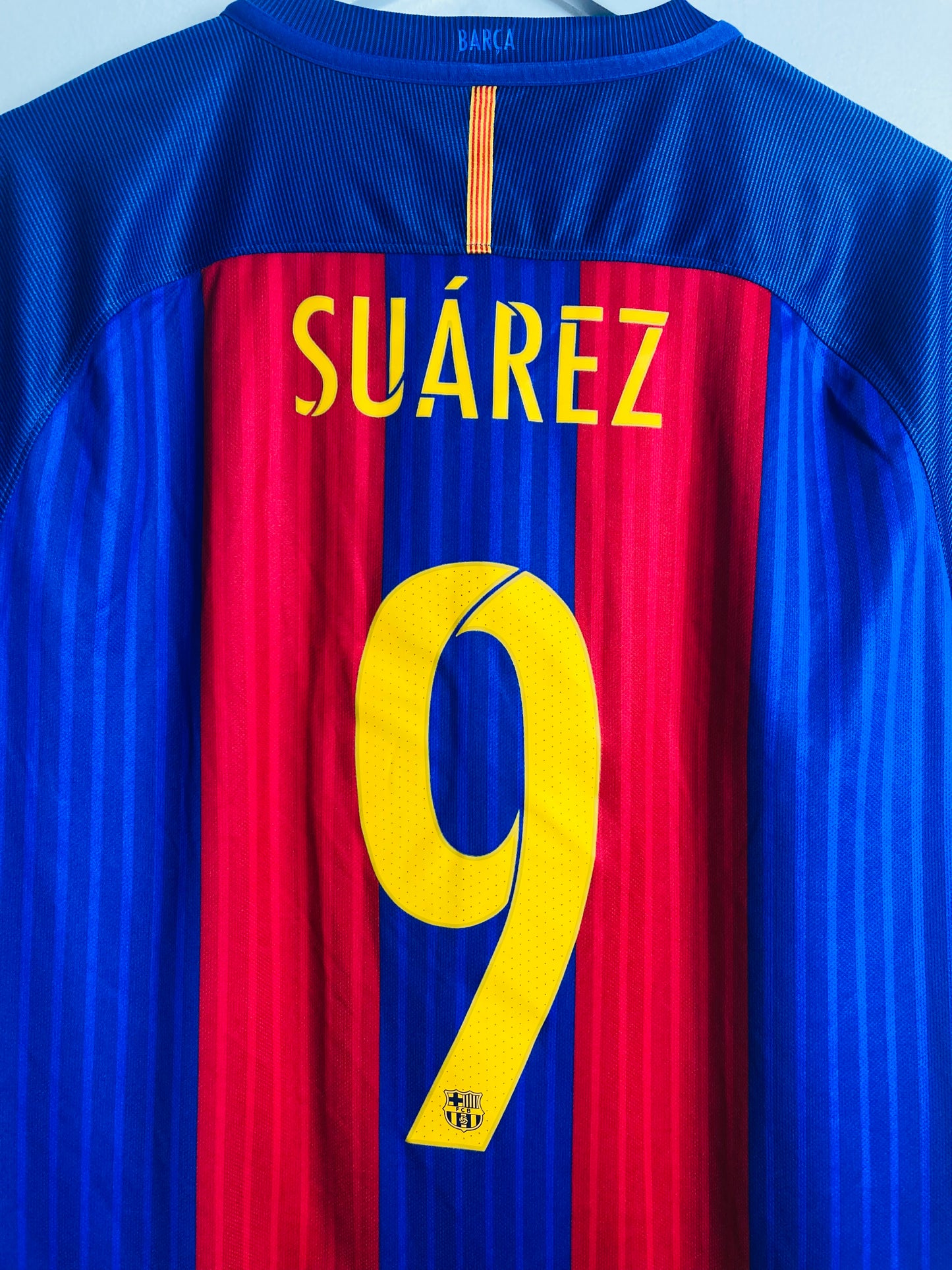 Barcelona home football shirt
2016/17 Suarez Large