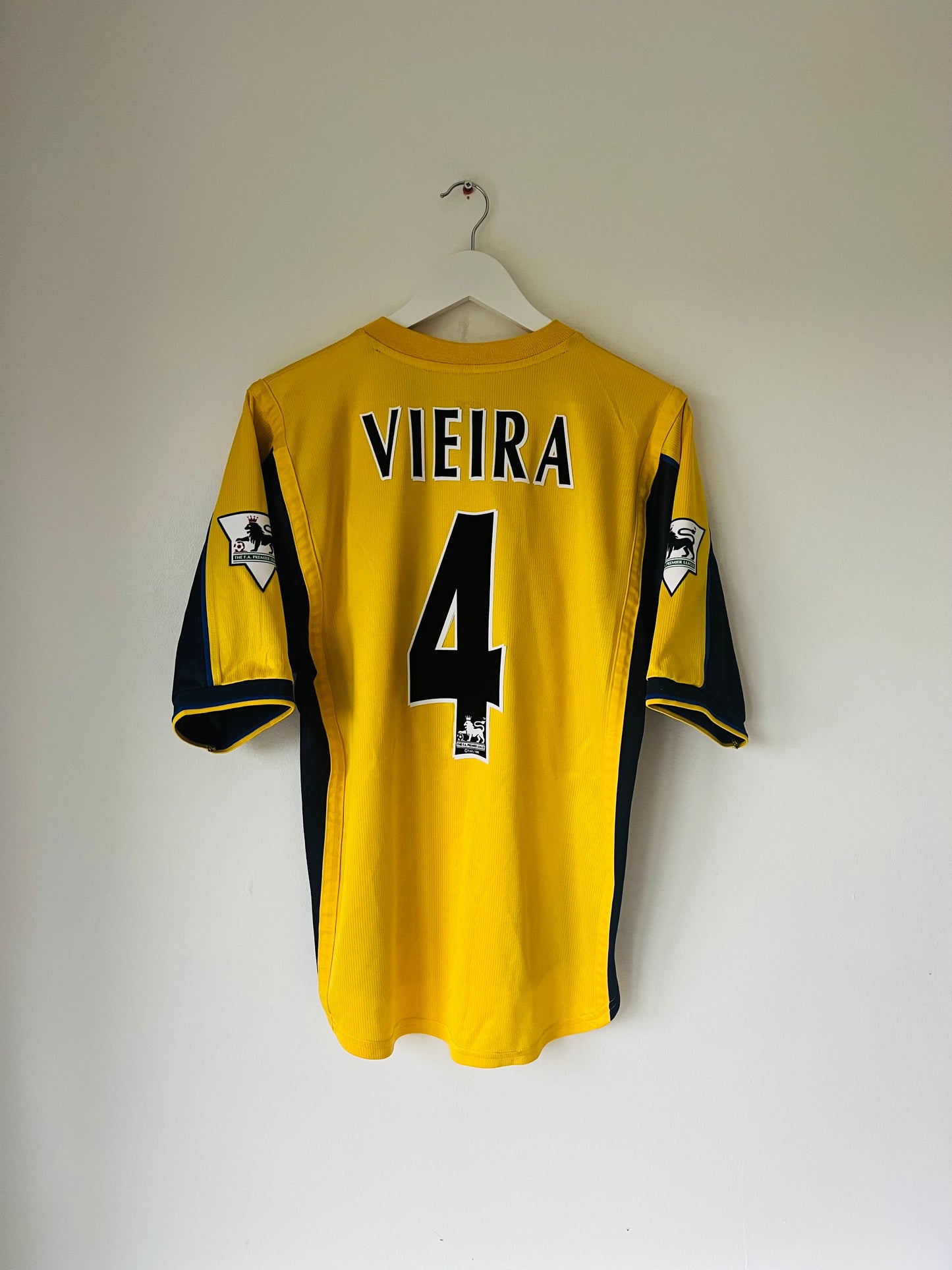 Arsenal away football shirt
1999/2001 Vieira Medium