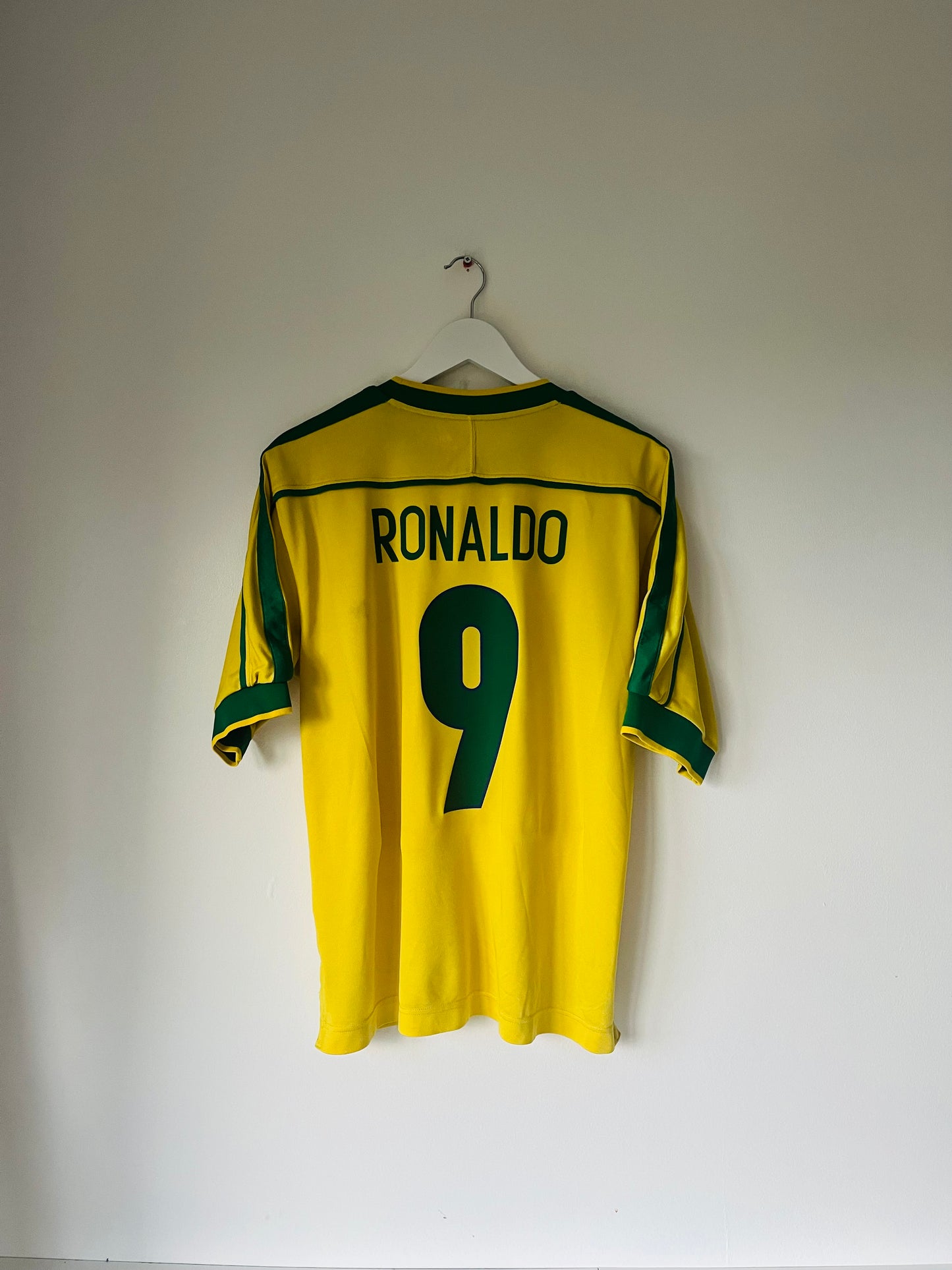 Brazil home football shirt
W/C 1998 R9 medium