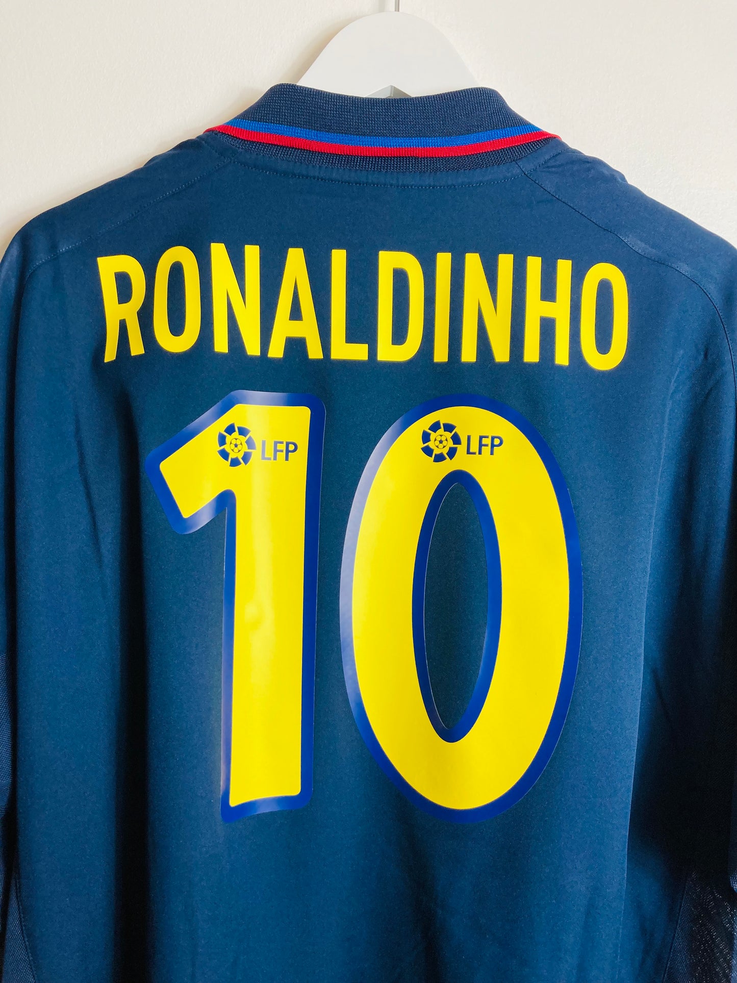 Barcelona away football shirt
2003/04 Ronaldinho XXL