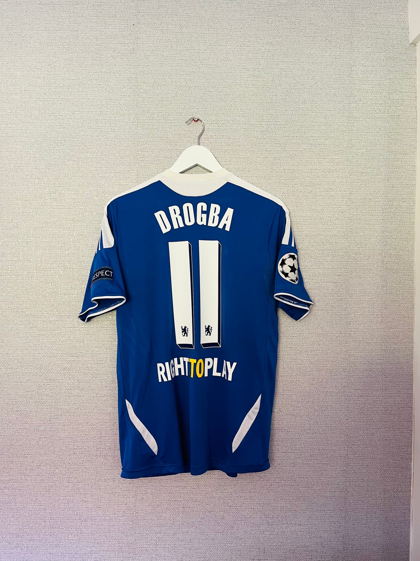 Chelsea home football shirt
2011/12 Drogba Medium