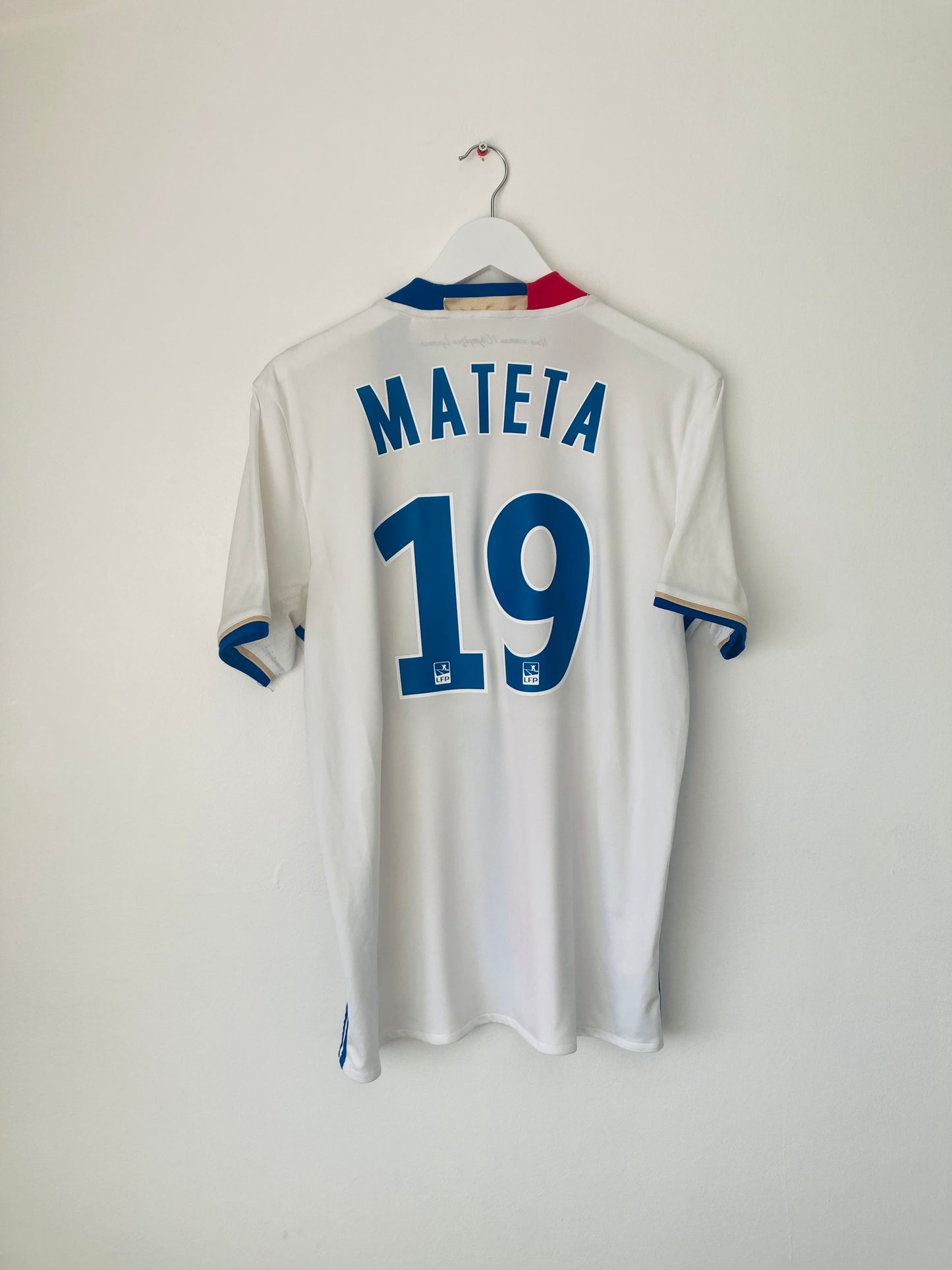 Lyon home football shirt
2016/17 Mateta Medium