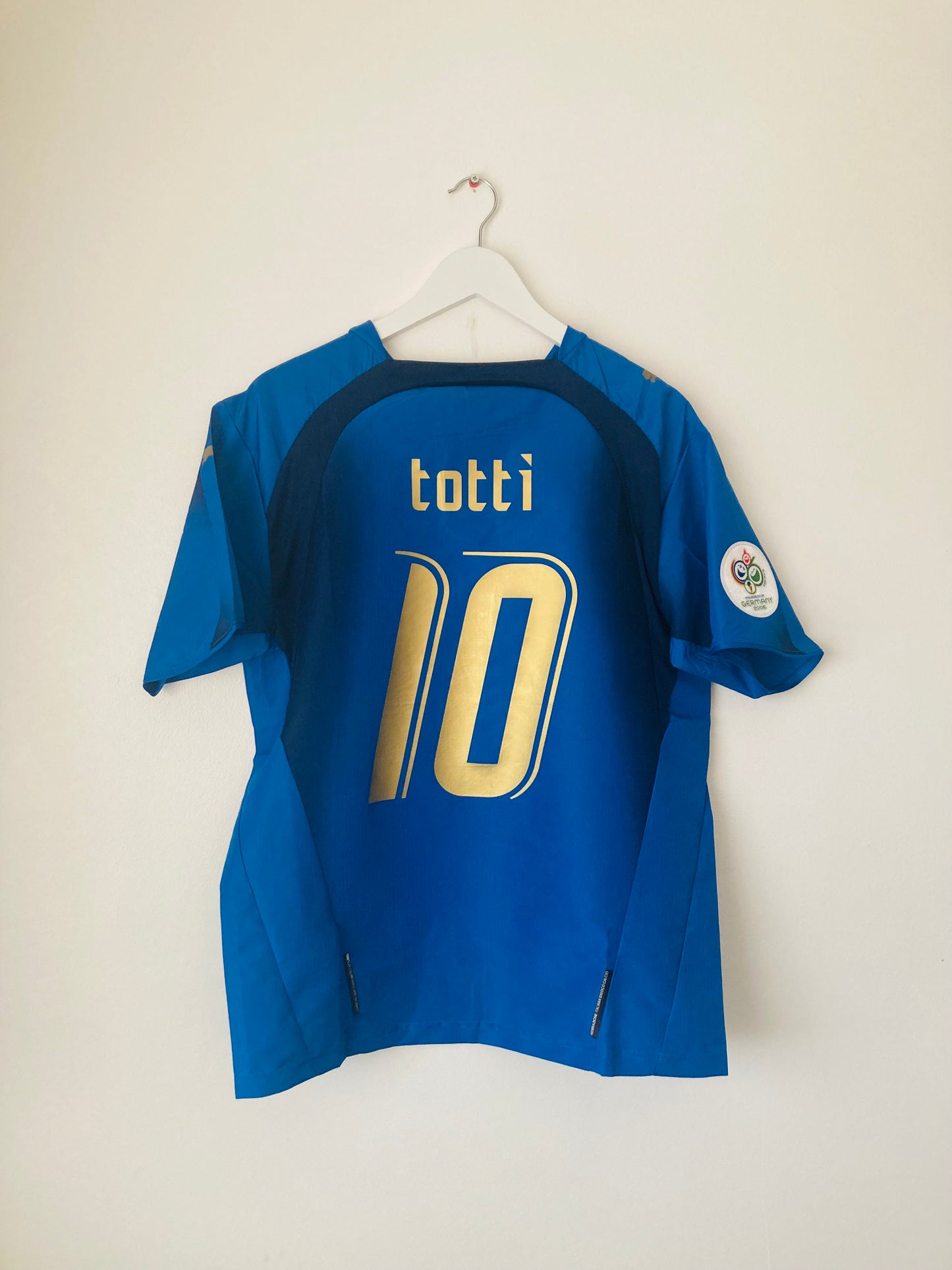 Italy home football shirt W/C 2006 Totti Medium BNWTs