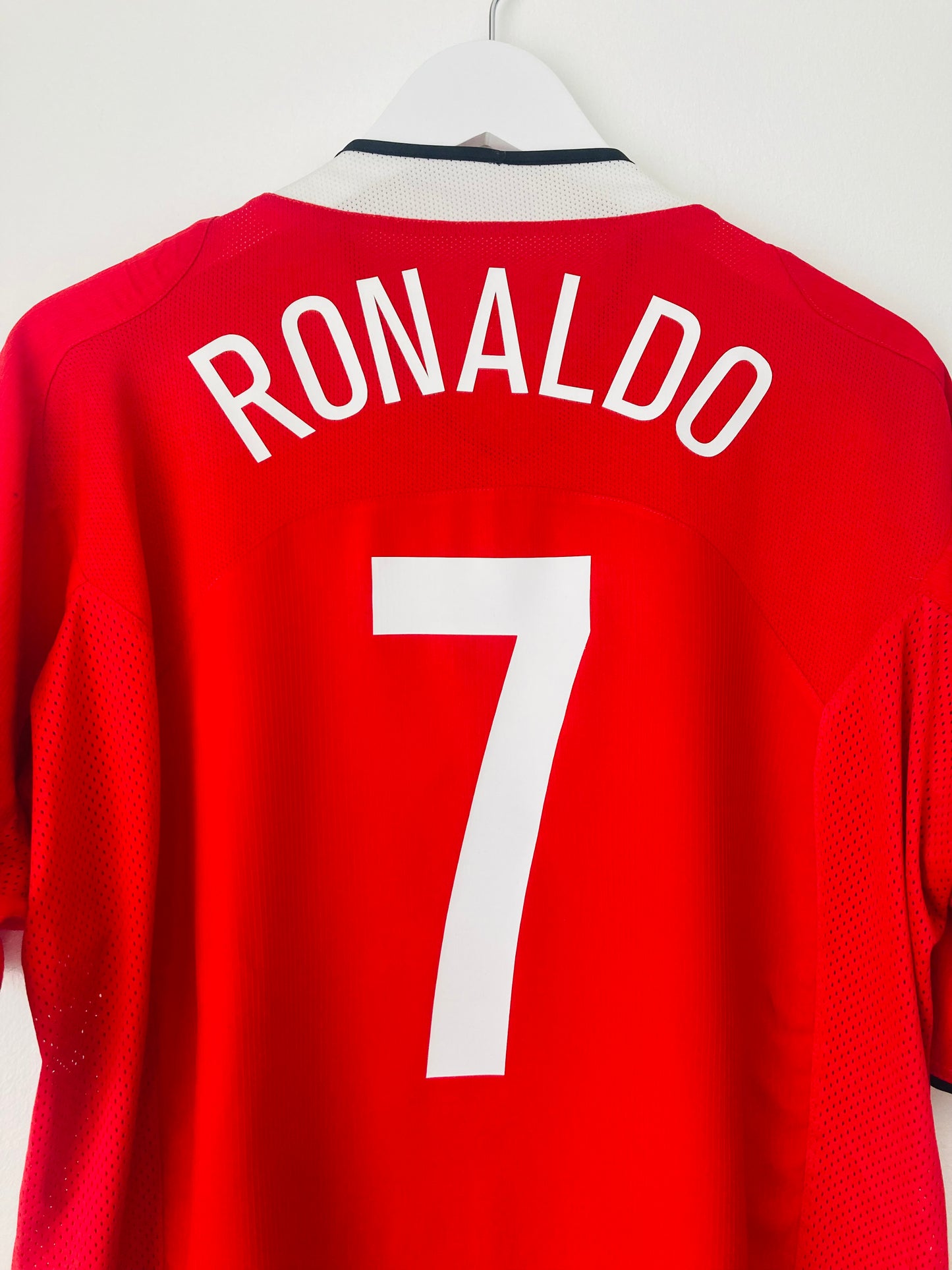 Manchester United home football shirt
Cristiano Ronaldo 7 2004/06 XL