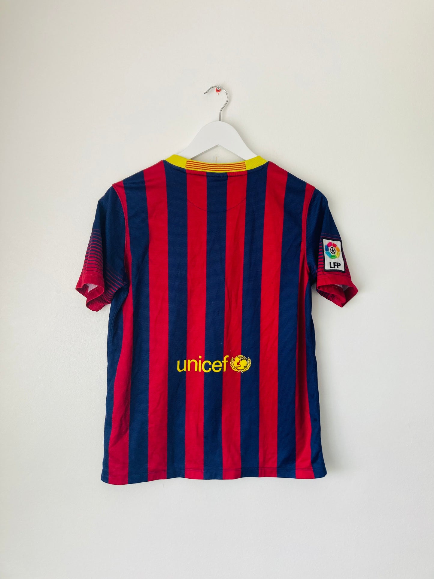 Barcelona home football shirt
2013/14 Youths XL