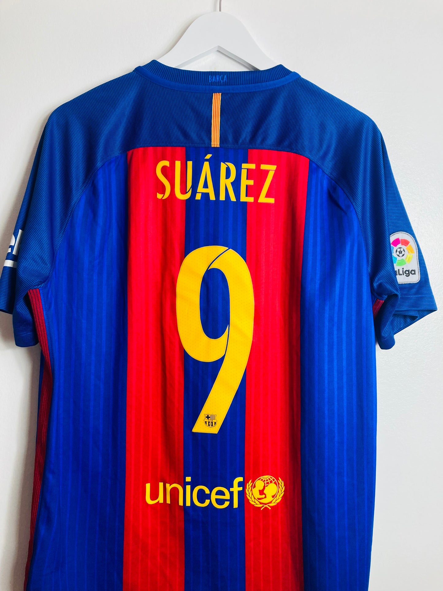 Barcelona home football shirt
2016/17 Suarez Large