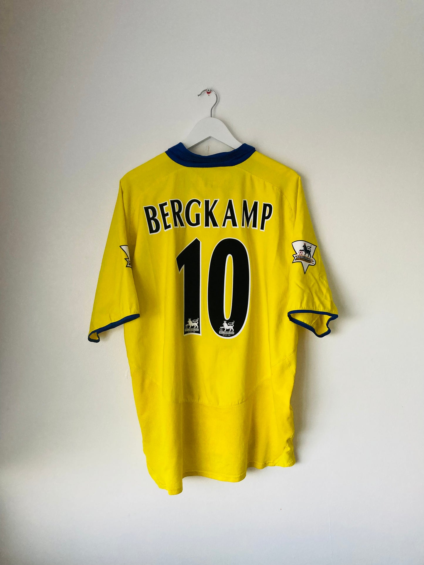 Arsenal away football shirt
2003/04 Bergkamp XXL