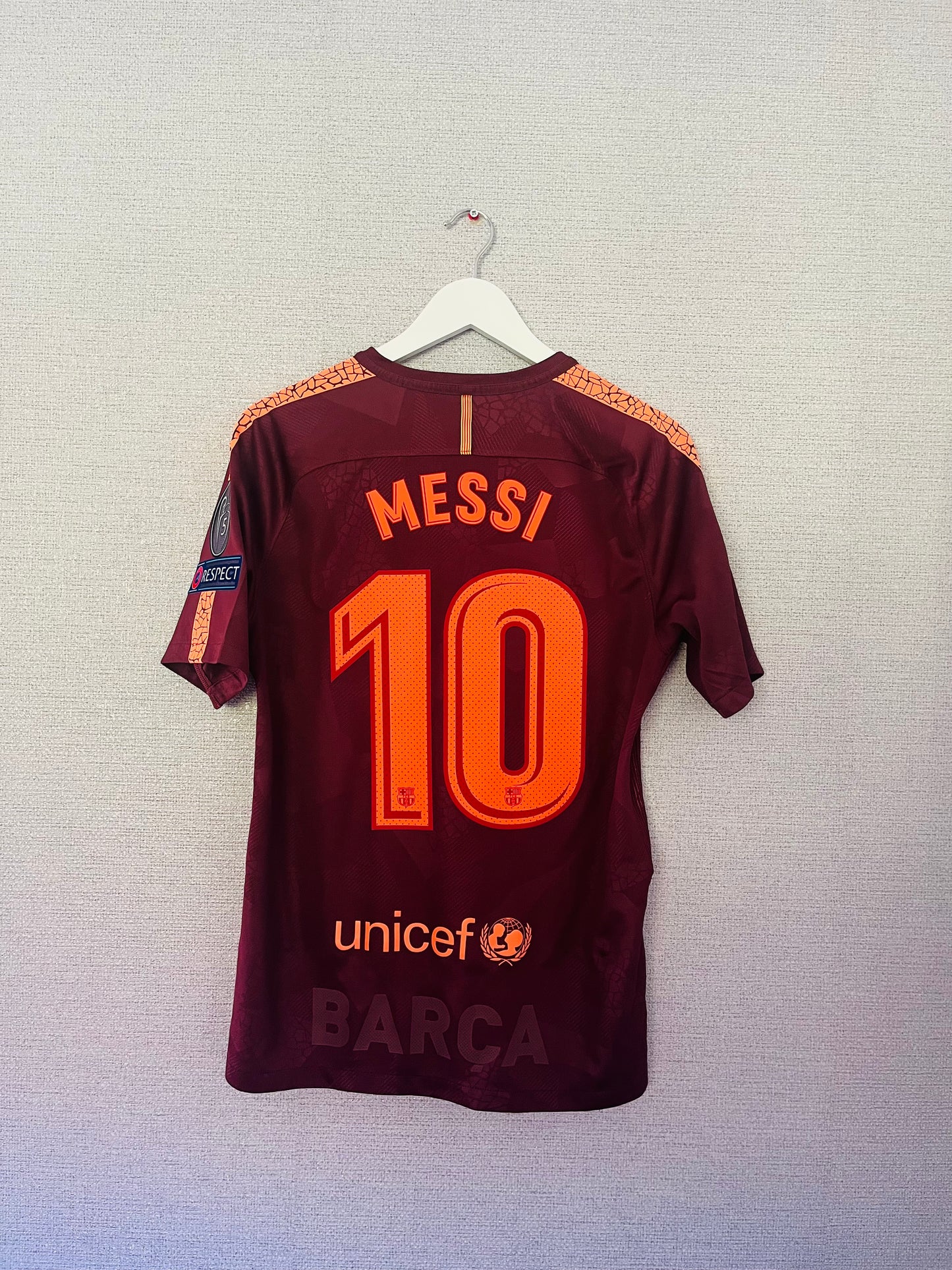 Barcelona third football shirt
2017/18 Messi Medium