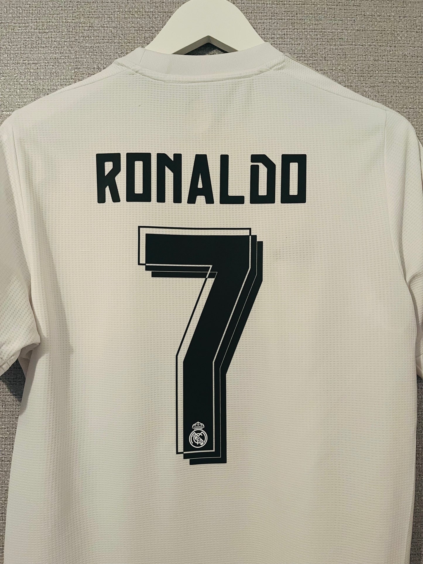 Real Madrid home football shirt
2015/16 CR7 Medium