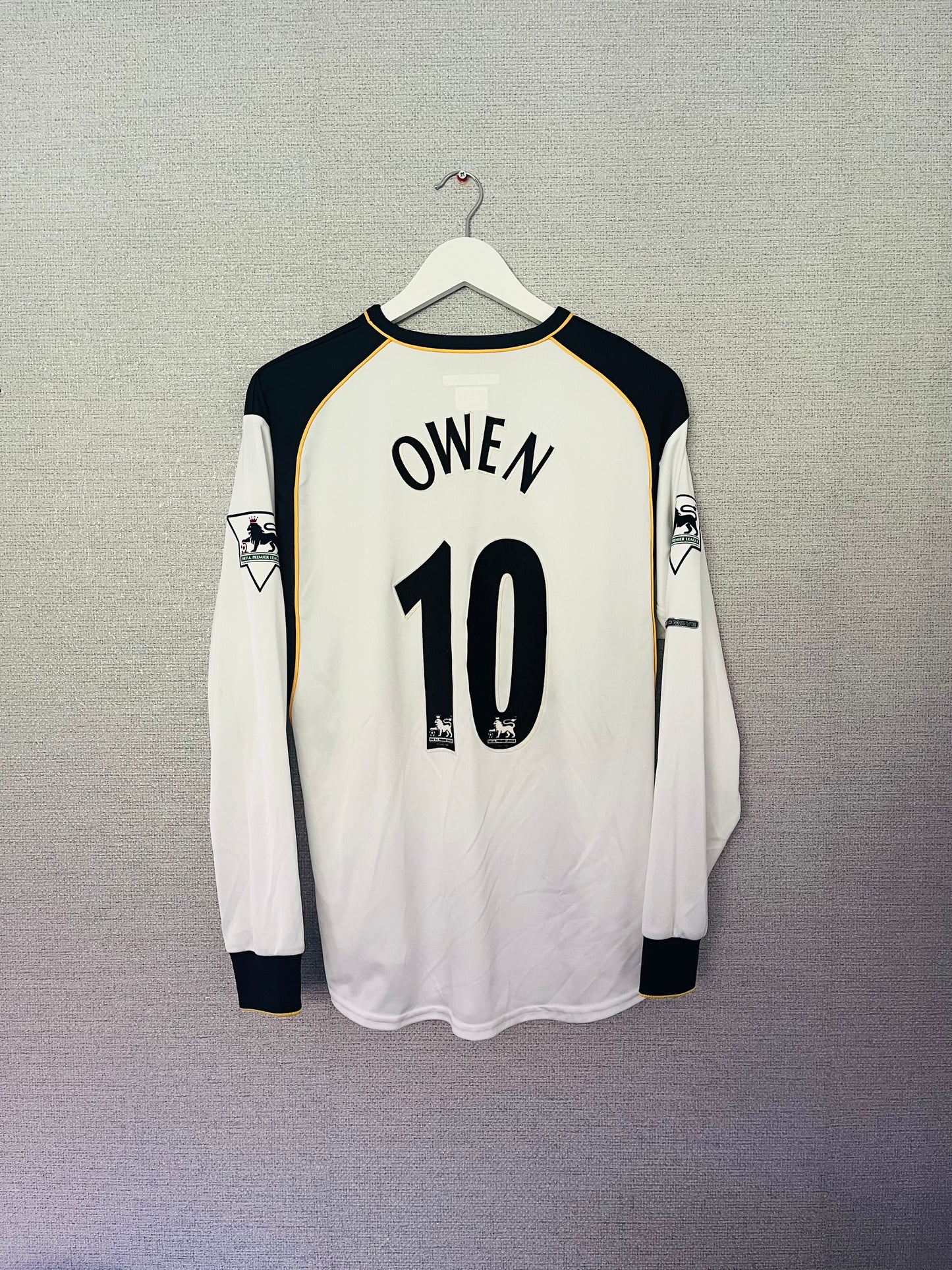 Liverpool away football shirt 2001/03 Owen Medium