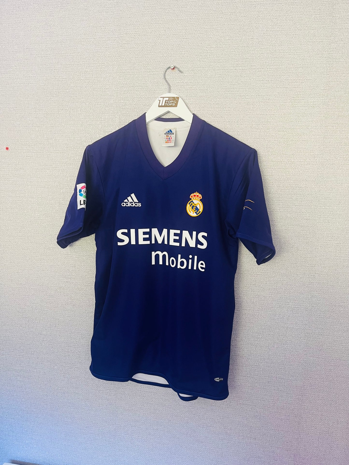 Real Madrid third reversible football shirt
2002/03 Zidane Small