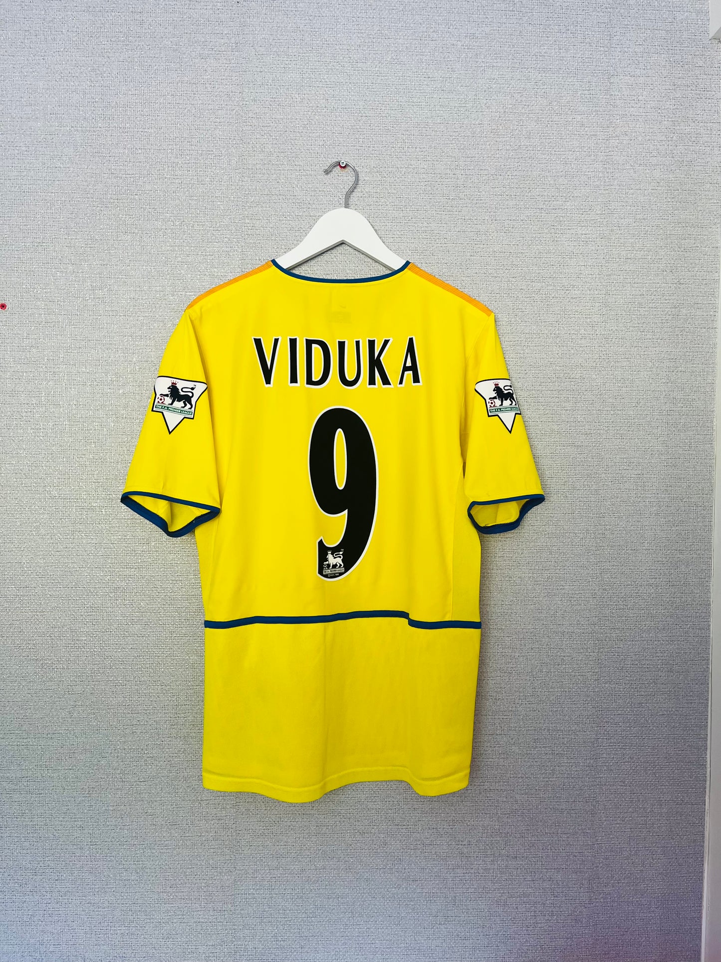 Leeds United away football shirt
2002/03 Viduka Medium