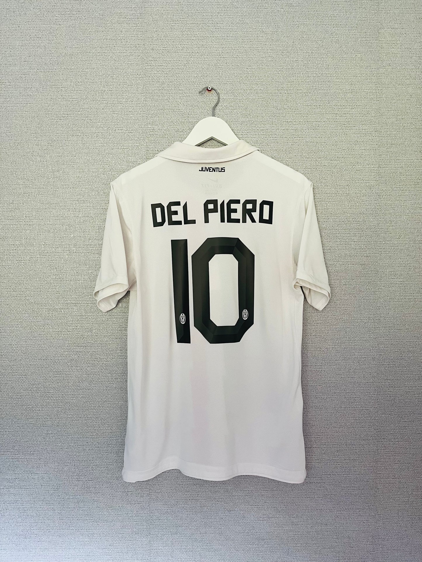 Juventus away football shirt
2010/12 Del Piero Medium