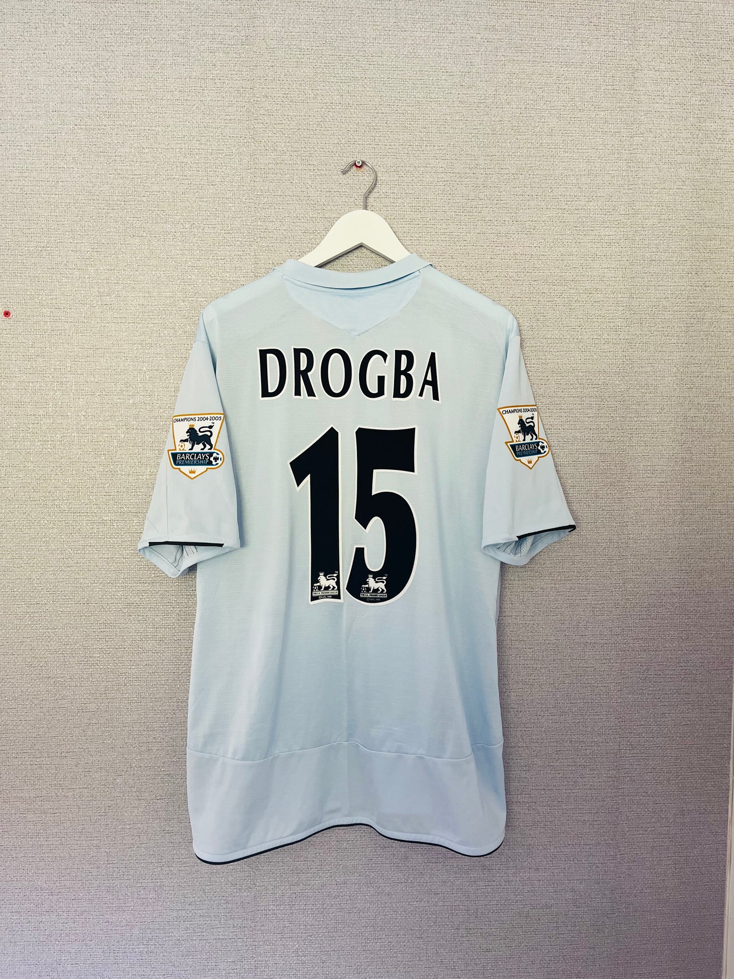 Chelsea away football shirt
2005/06 Drogba XXL