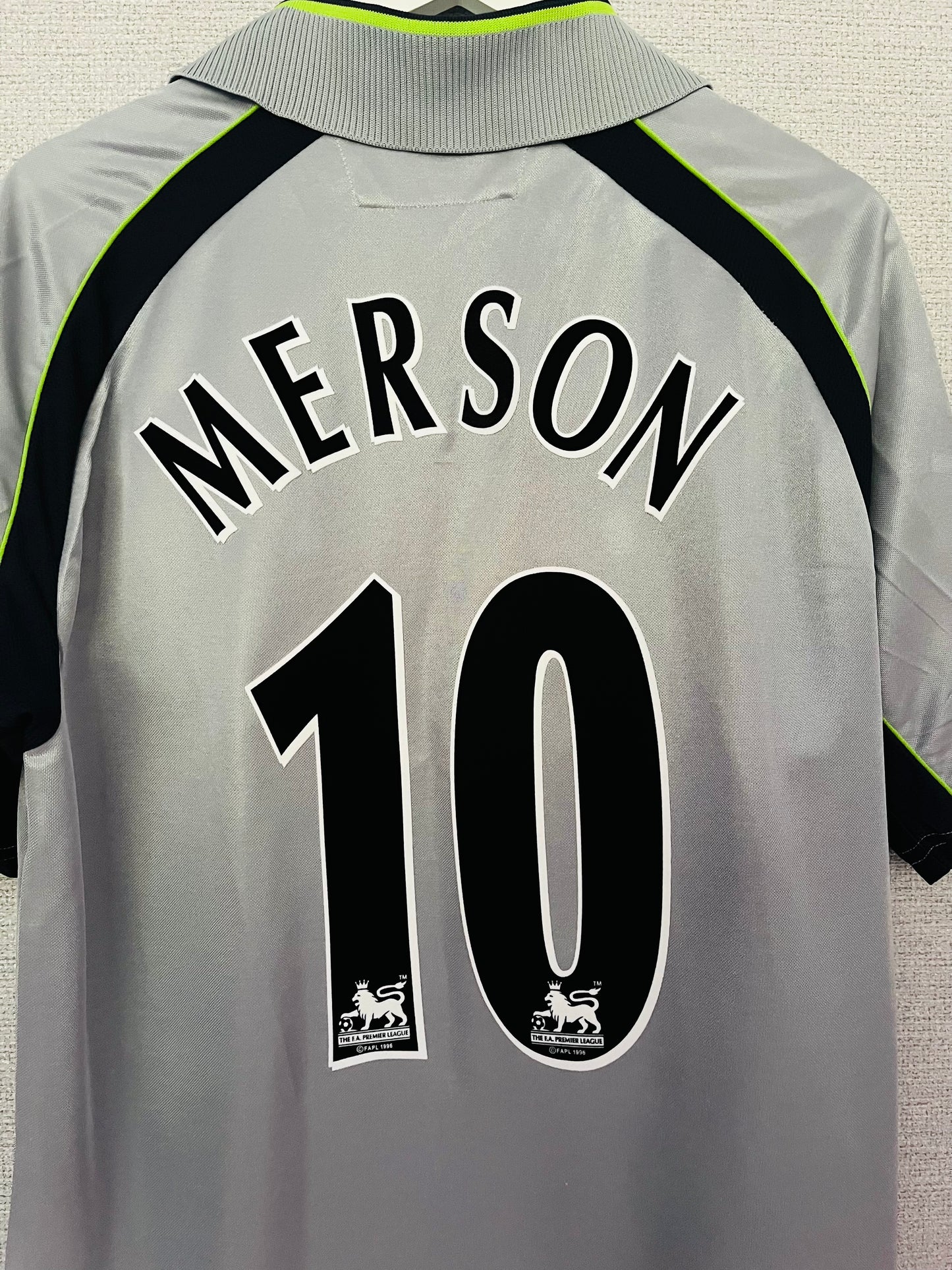 Aston Villa away football shirt
2001/02 Merson Medium
