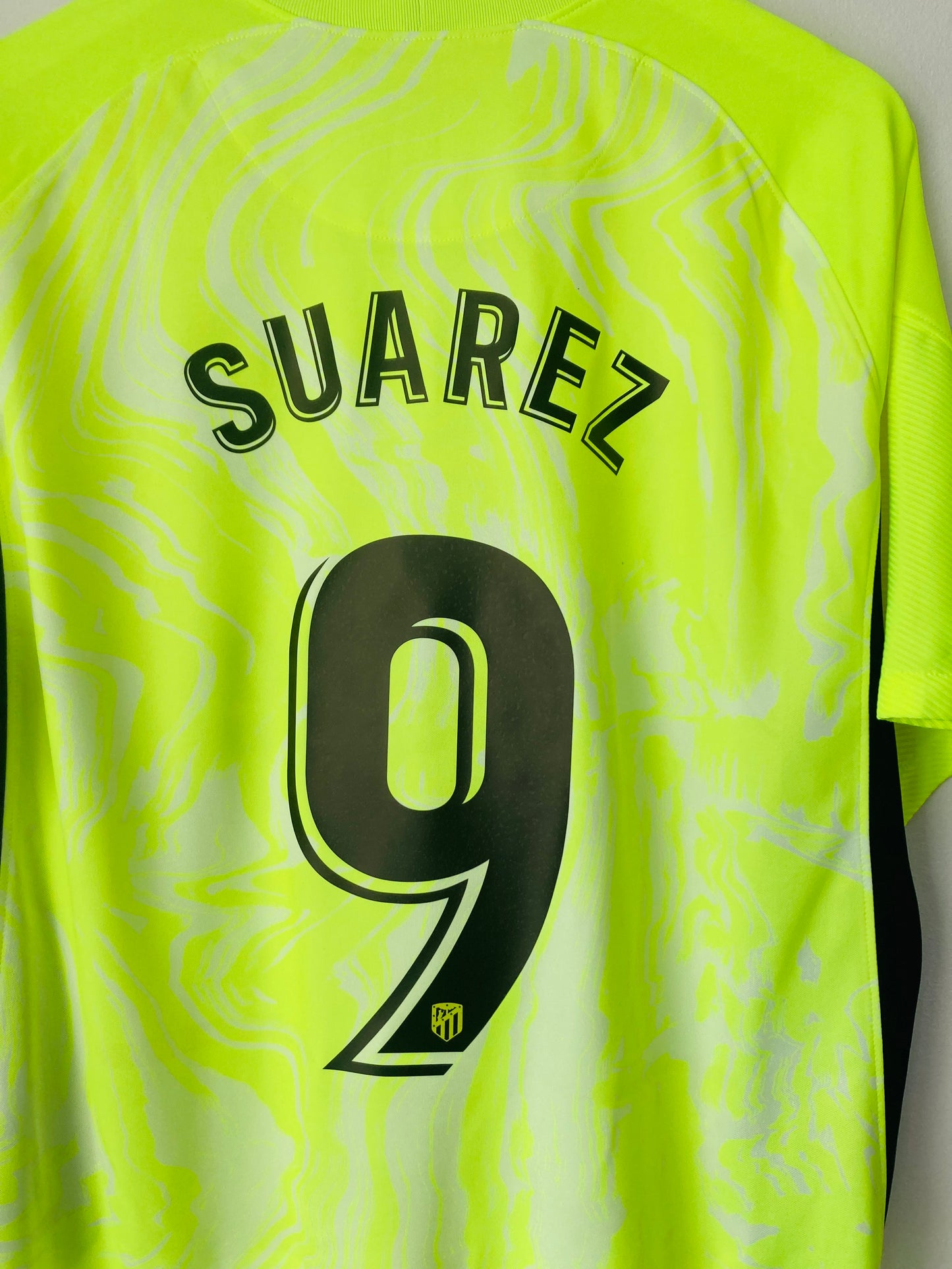Atletico Madrid third football shirt
2020/21 Suarez XL