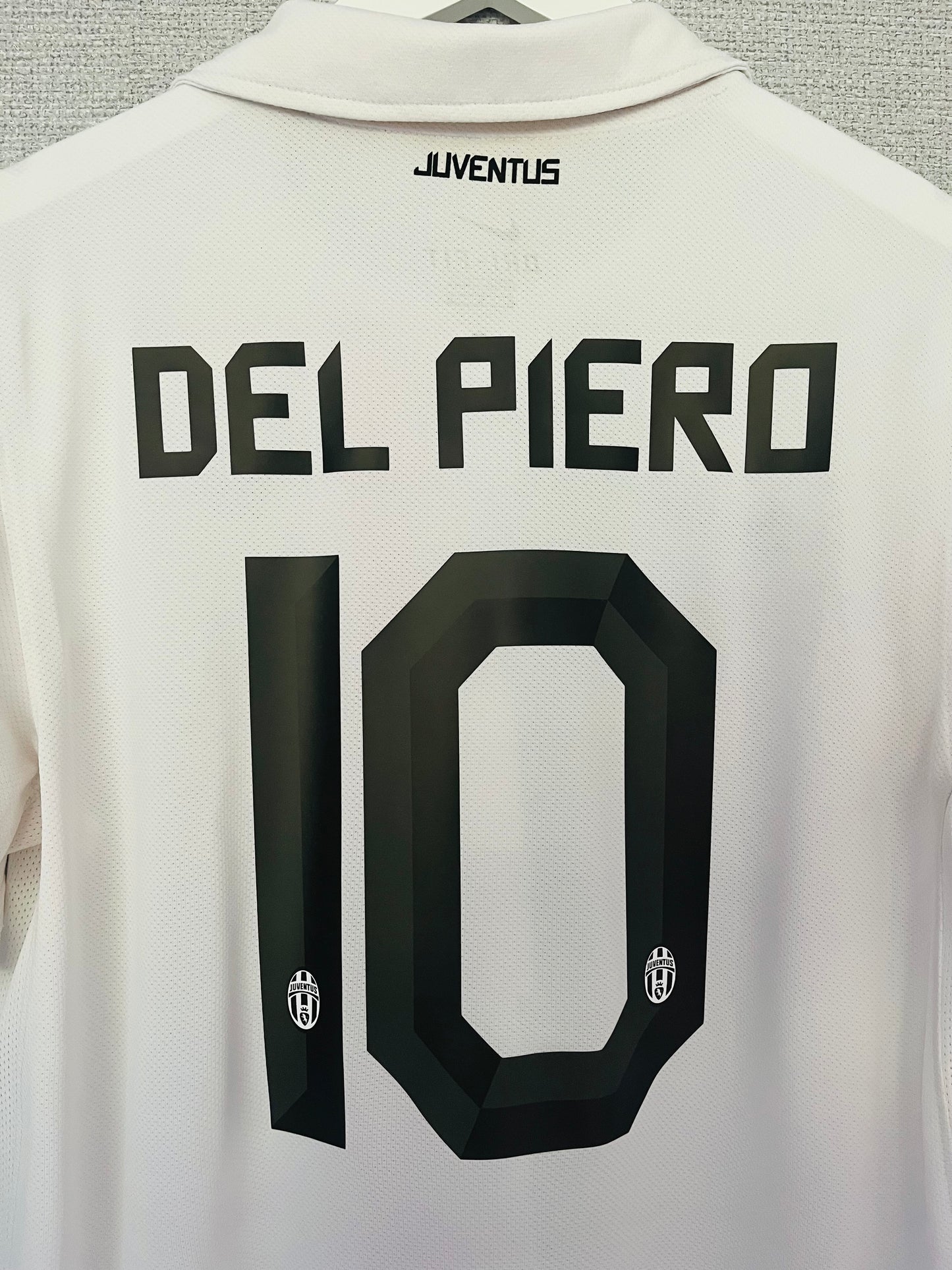 Juventus away football shirt
2010/12 Del Piero Medium
