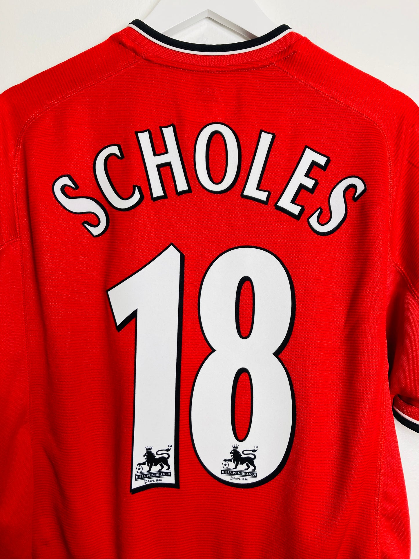 Manchester United home football shirt
2001/02 Scholes Large
